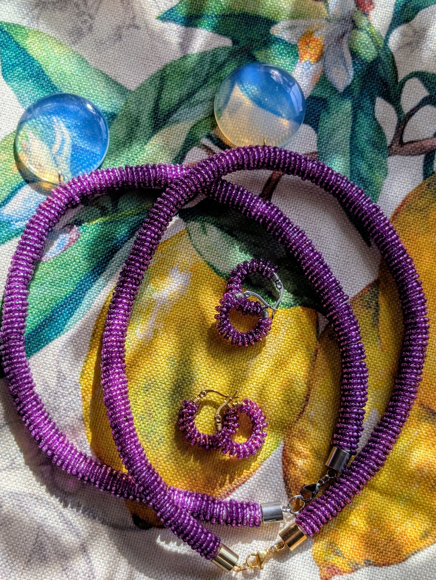 Color Wraps „Figgi“ – Edelstahl-Creolen mit violetten Rocailles-Perlen