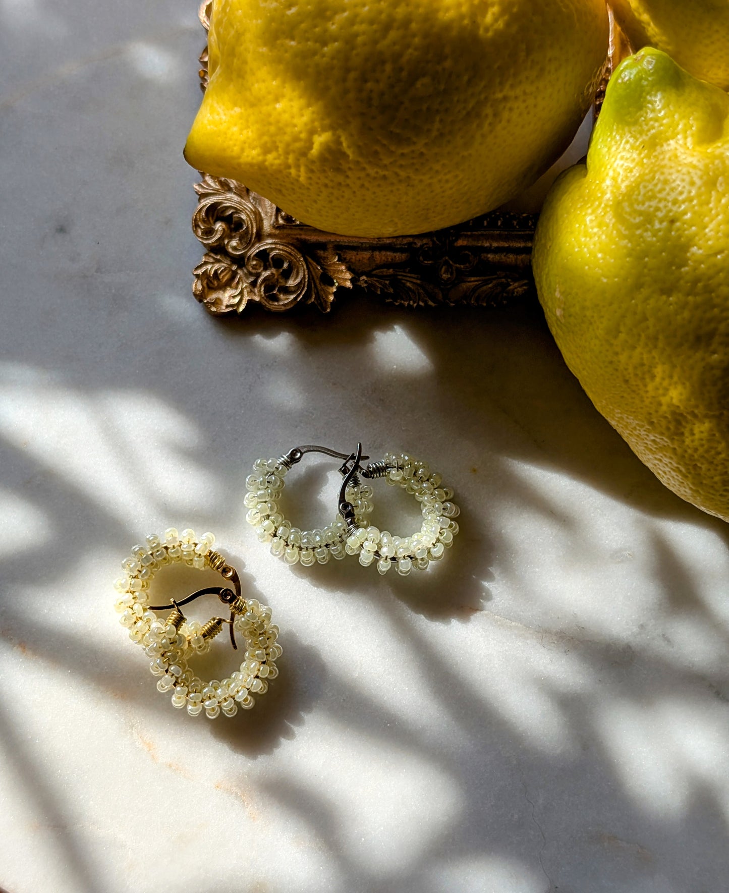 Color Wraps „Limonchini“ – Minimalistische Edelstahl-Creolen mit Limoncello-gelben Rocailles