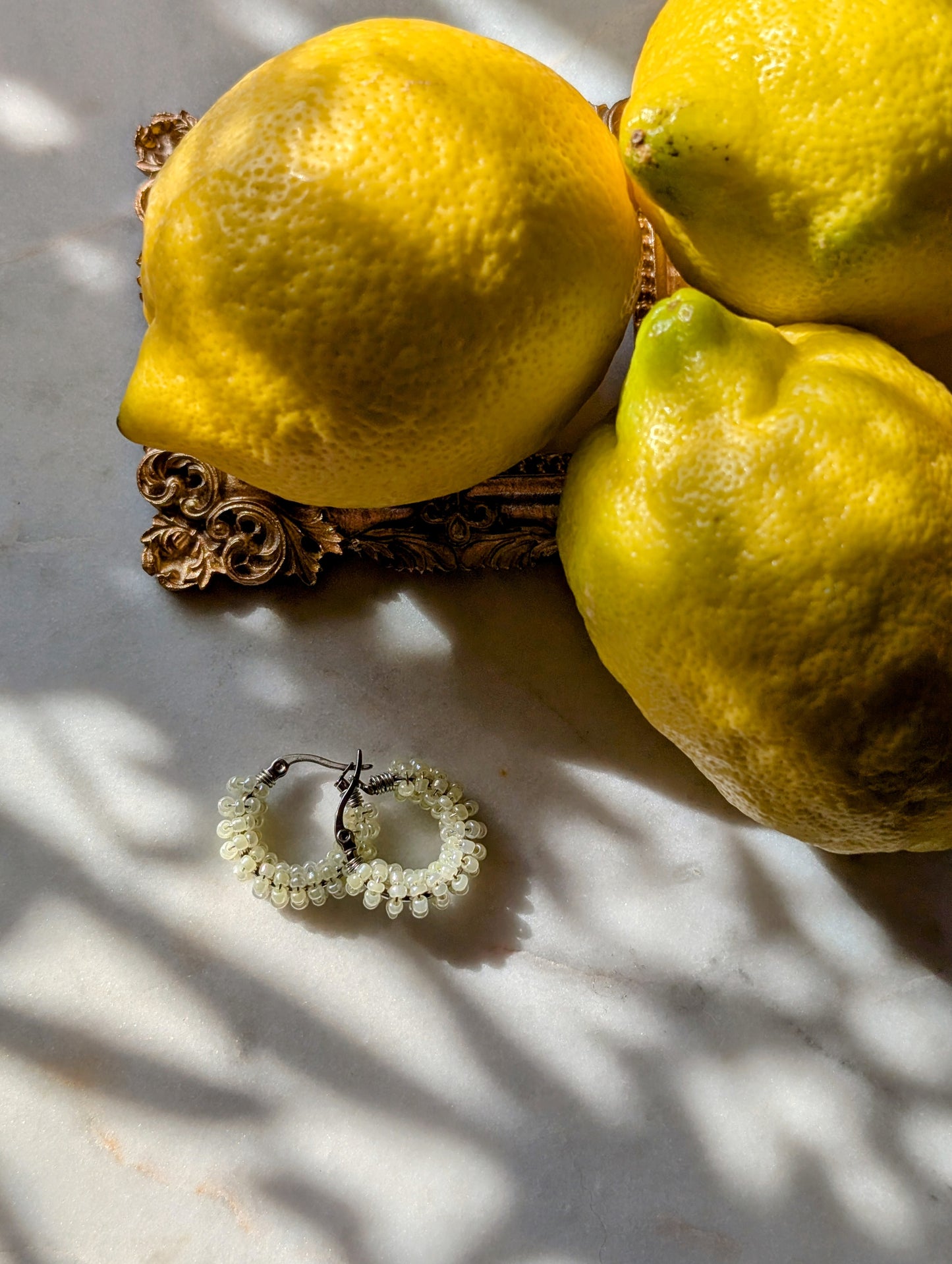 Color Wraps „Limonchini“ – Minimalistische Edelstahl-Creolen mit Limoncello-gelben Rocailles