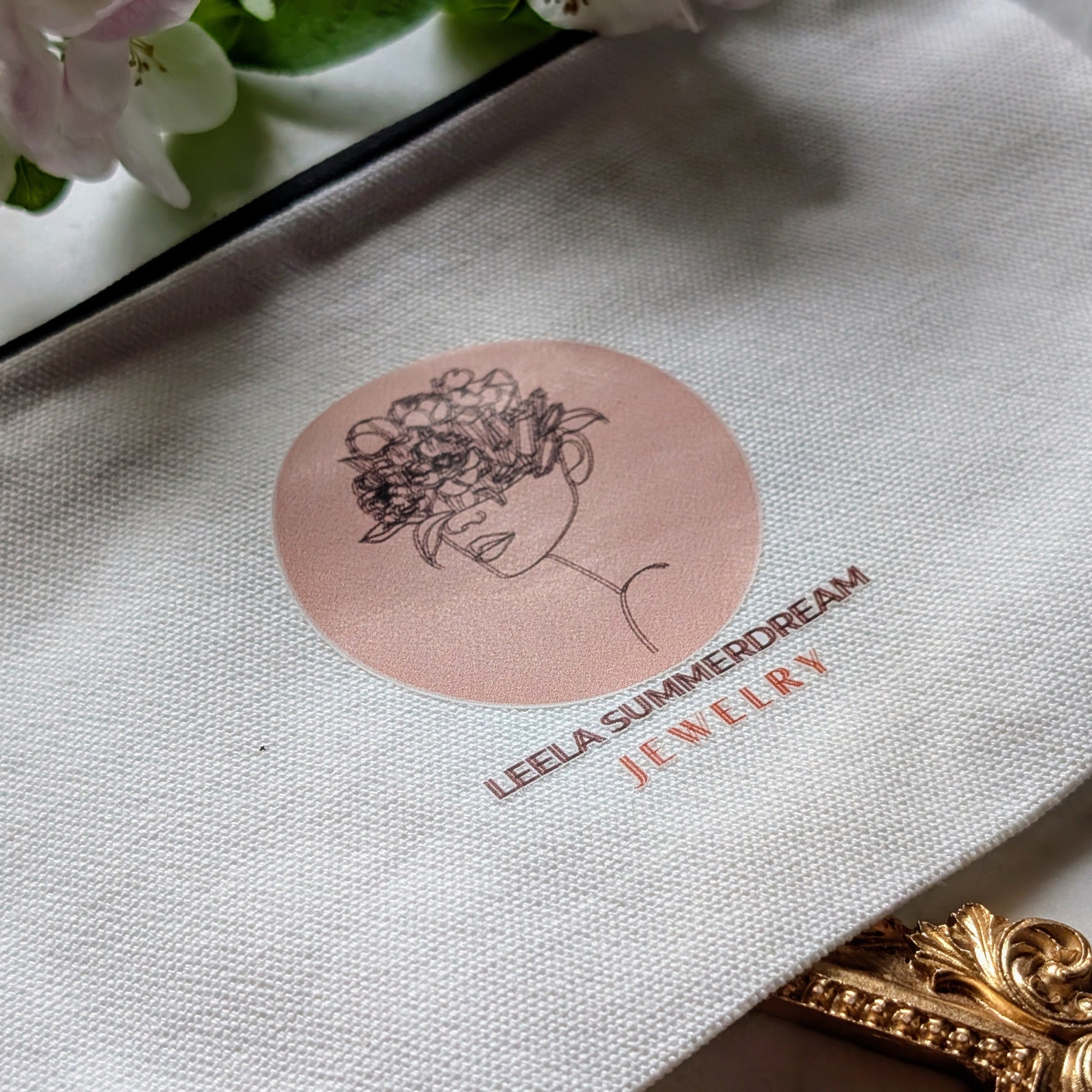 Handliche Mini-Pouch aus Canvas mit Leela Summerdream | Jewelry Logo