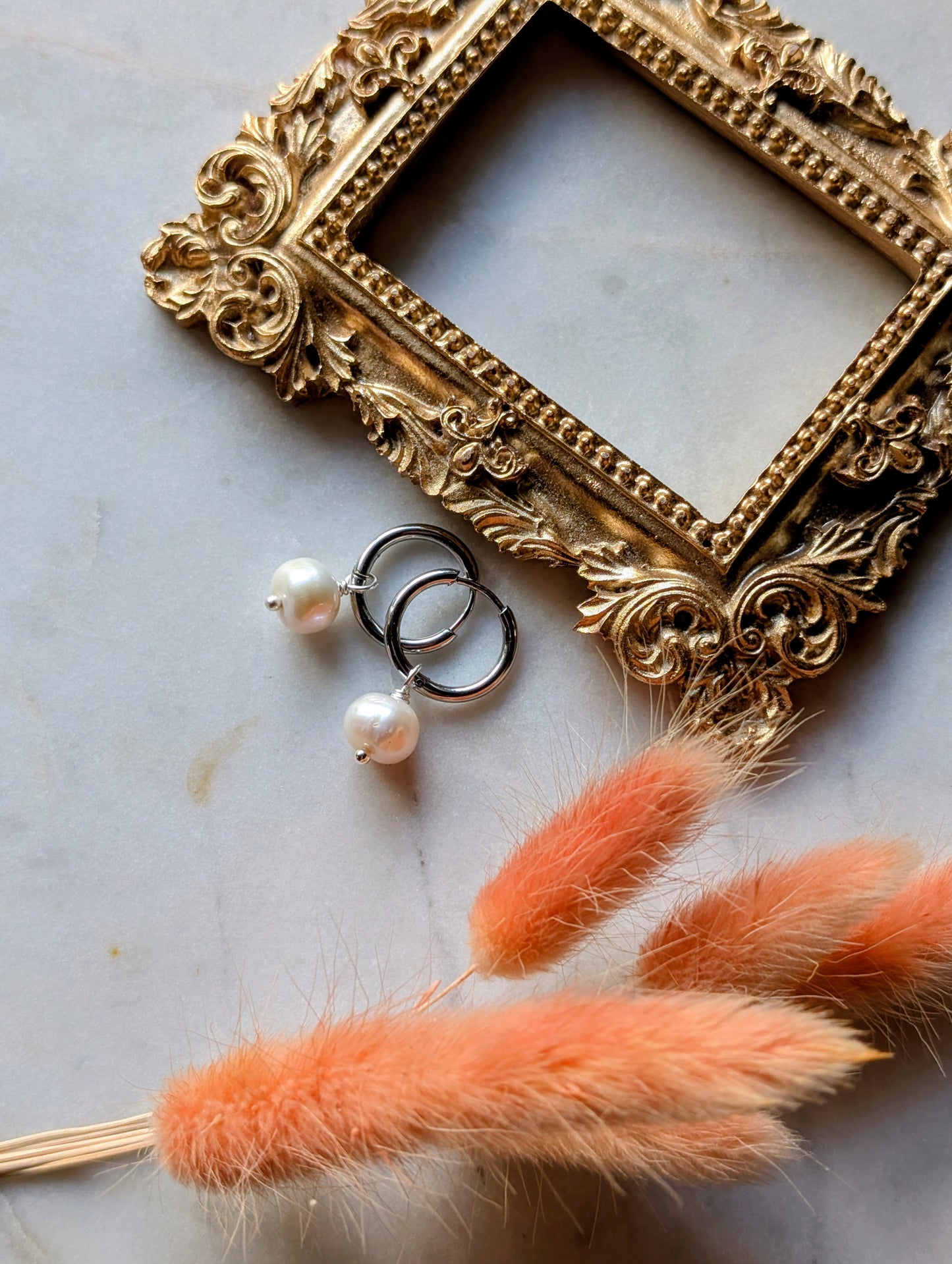 Audrey Pearl Hoops – Edelstahl Creolen mit Süßwasserperlen