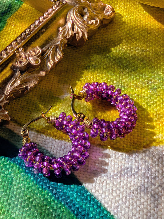 Color Wraps „Figgi“ – Edelstahl-Creolen mit violetten Rocailles-Perlen