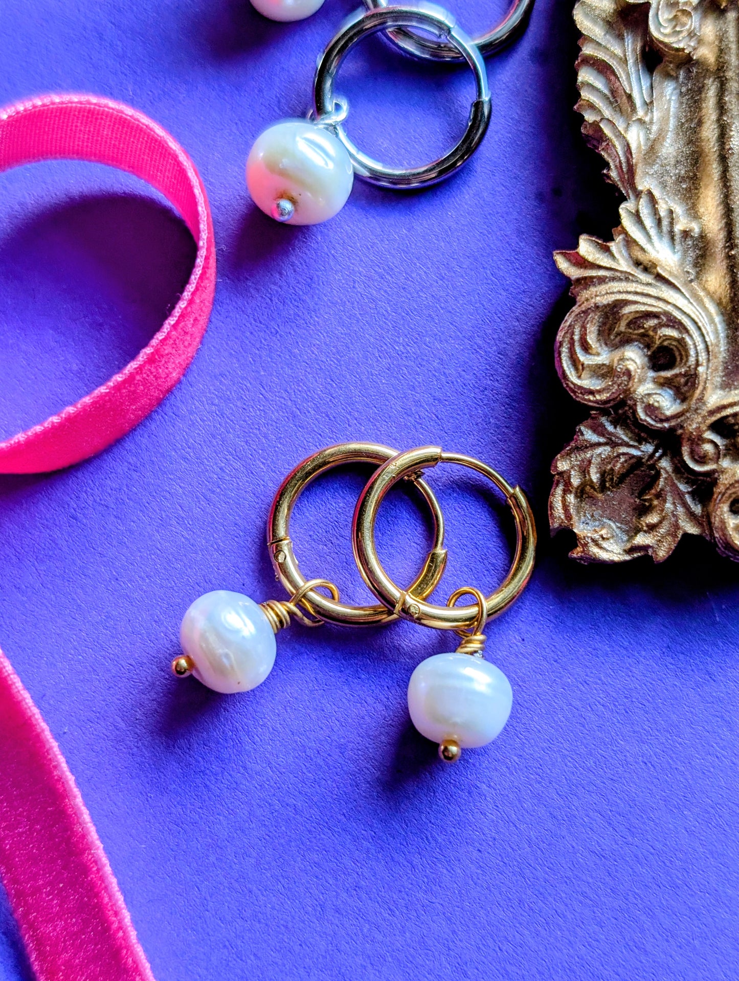 Audrey Pearl Hoops – Edelstahl Creolen mit Süßwasserperlen