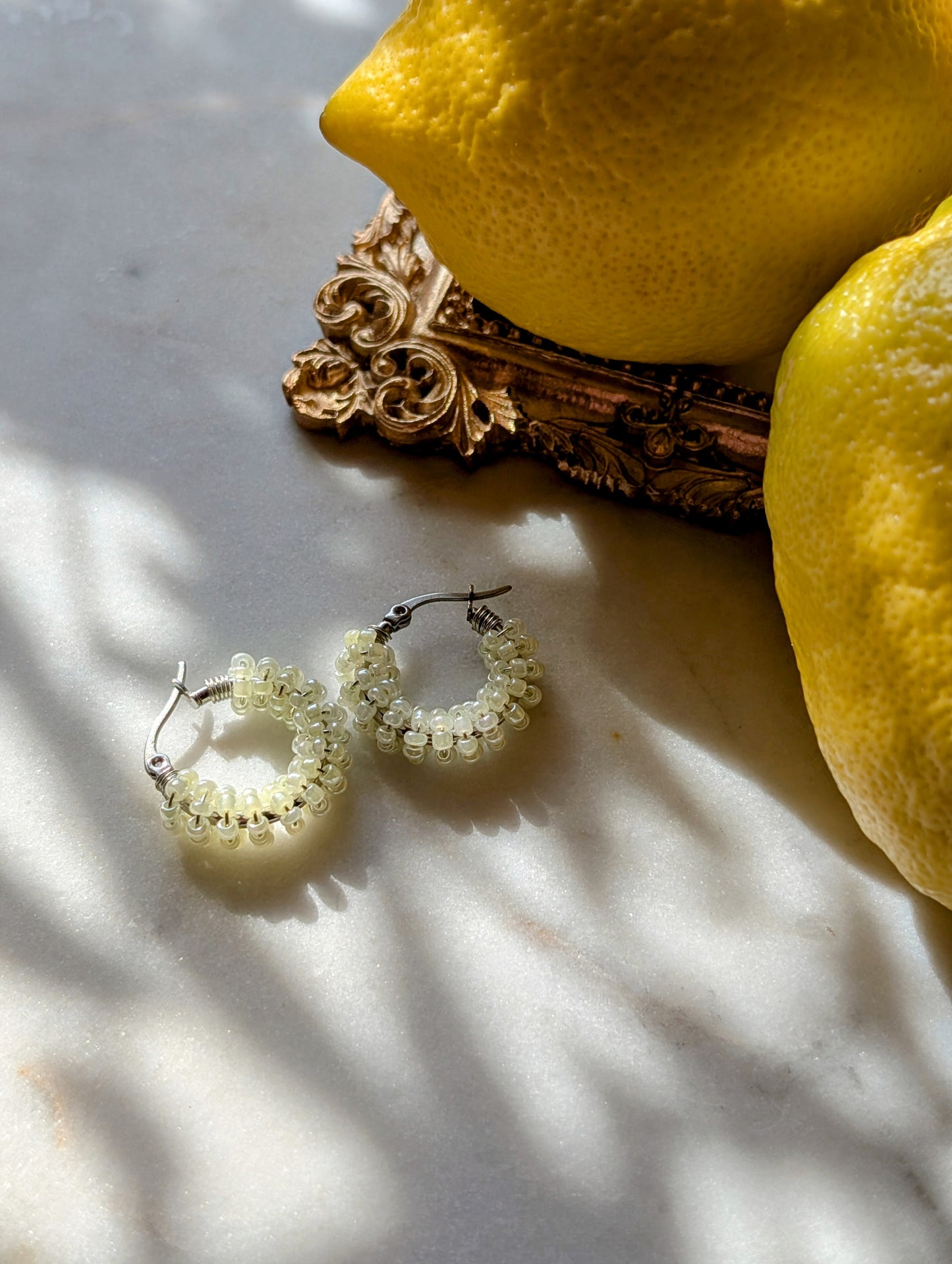 Color Wraps „Limonchini“ – Minimalistische Edelstahl-Creolen mit Limoncello-gelben Rocailles