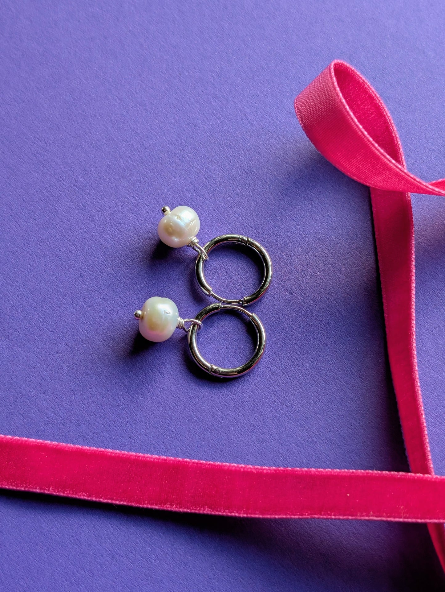 Audrey Pearl Hoops – Edelstahl Creolen mit Süßwasserperlen