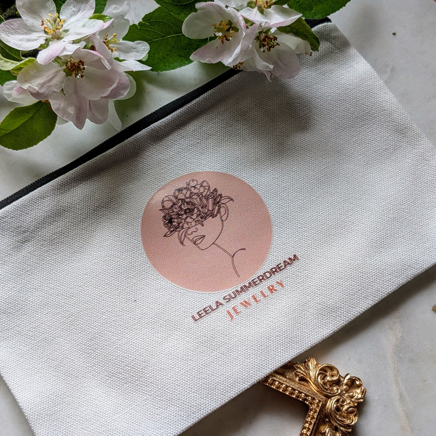 Handliche Mini-Pouch aus Canvas mit Leela Summerdream | Jewelry Logo