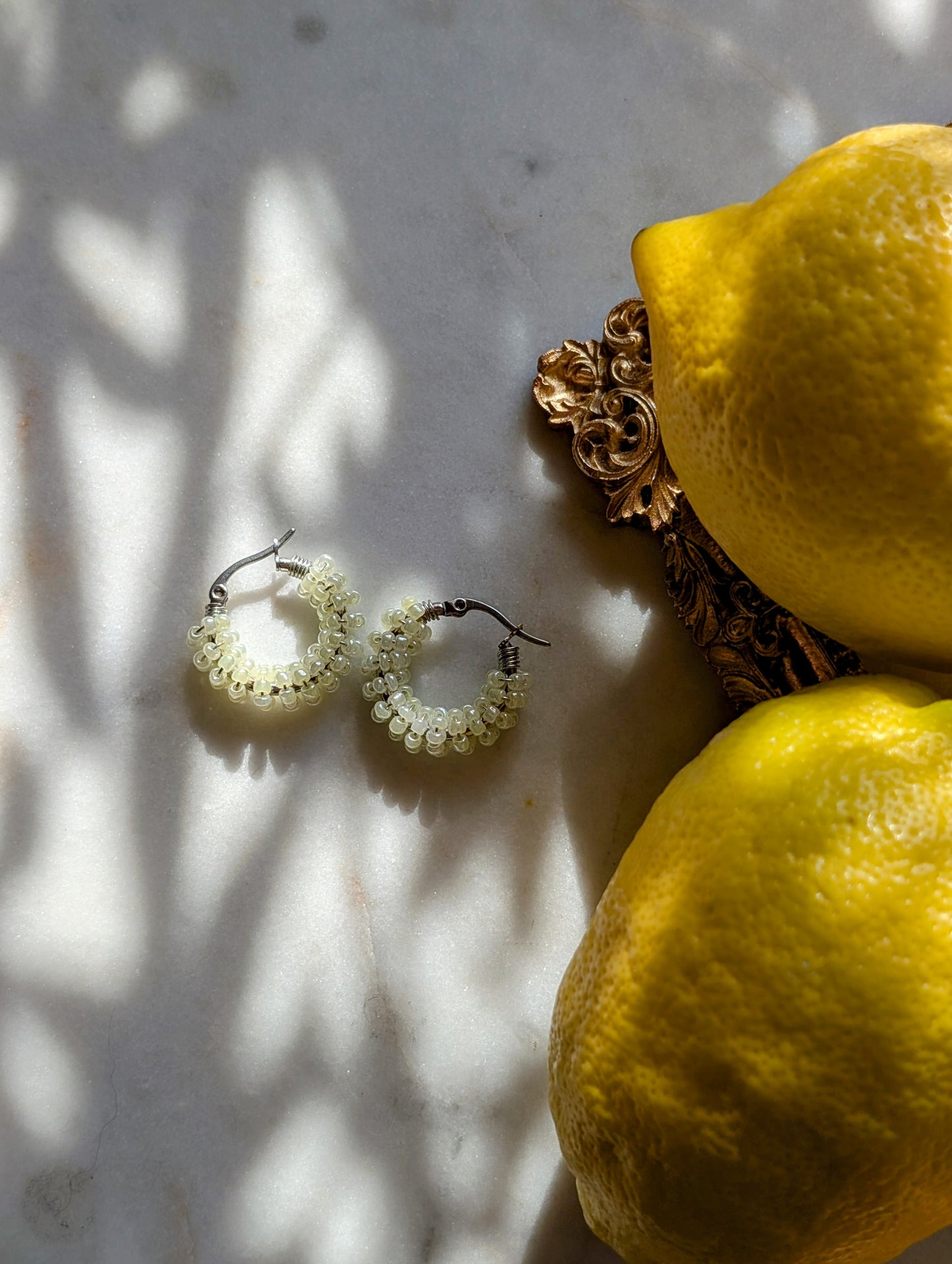 Color Wraps „Limonchini“ – Minimalistische Edelstahl-Creolen mit Limoncello-gelben Rocailles