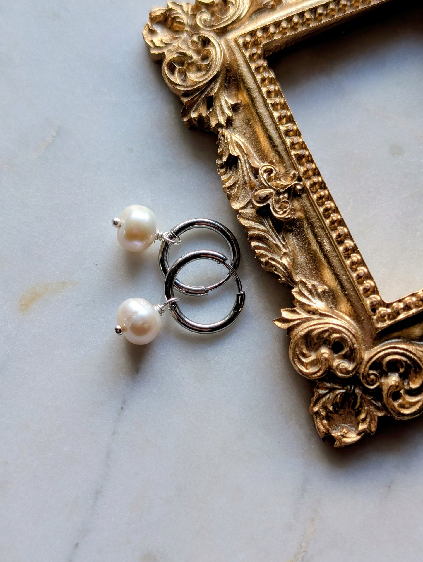 Audrey Pearl Hoops – Edelstahl Creolen mit Süßwasserperlen