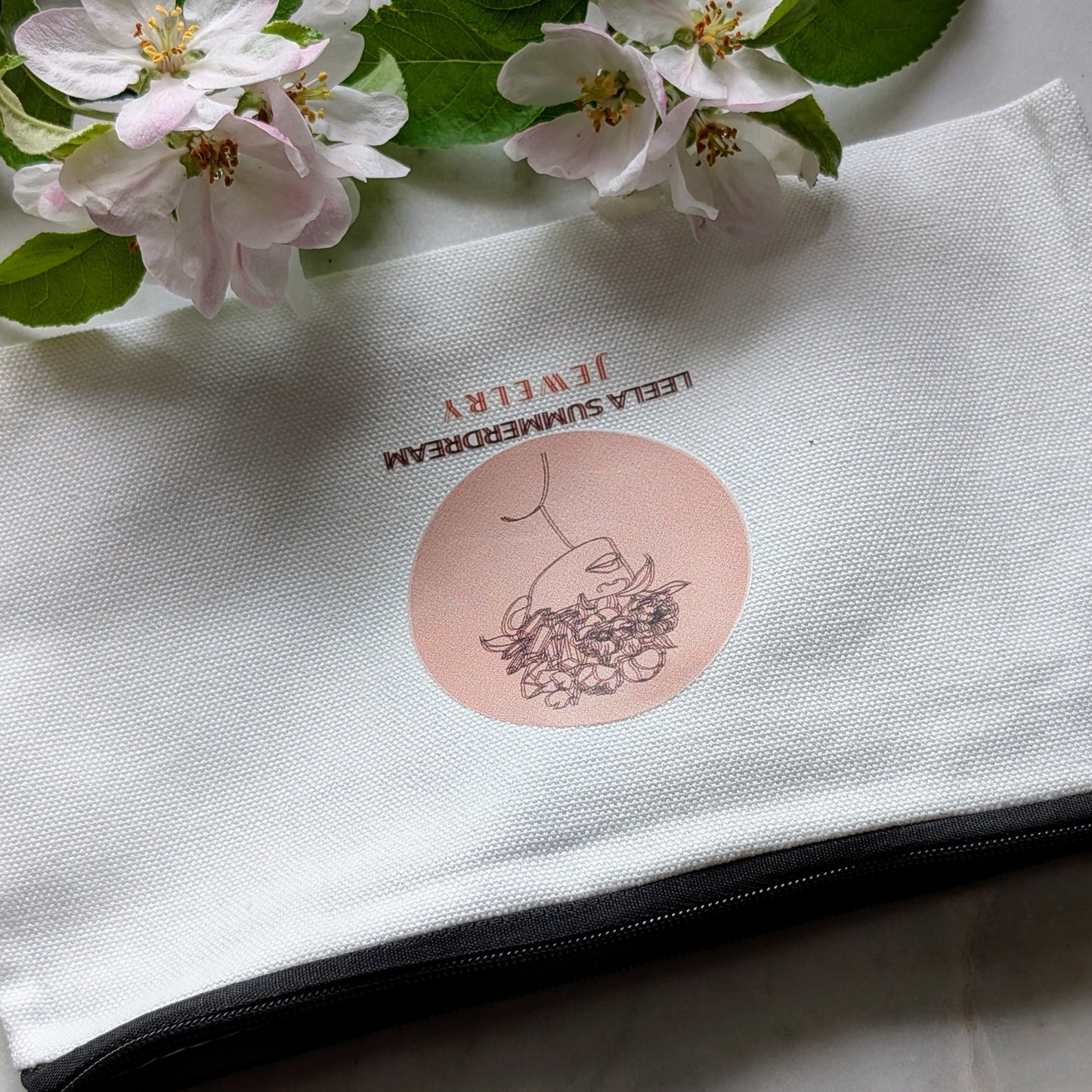 Handliche Mini-Pouch aus Canvas mit Leela Summerdream | Jewelry Logo