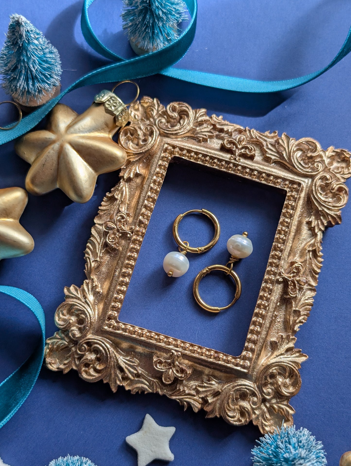 Audrey Pearl Hoops – Edelstahl Creolen mit Süßwasserperlen