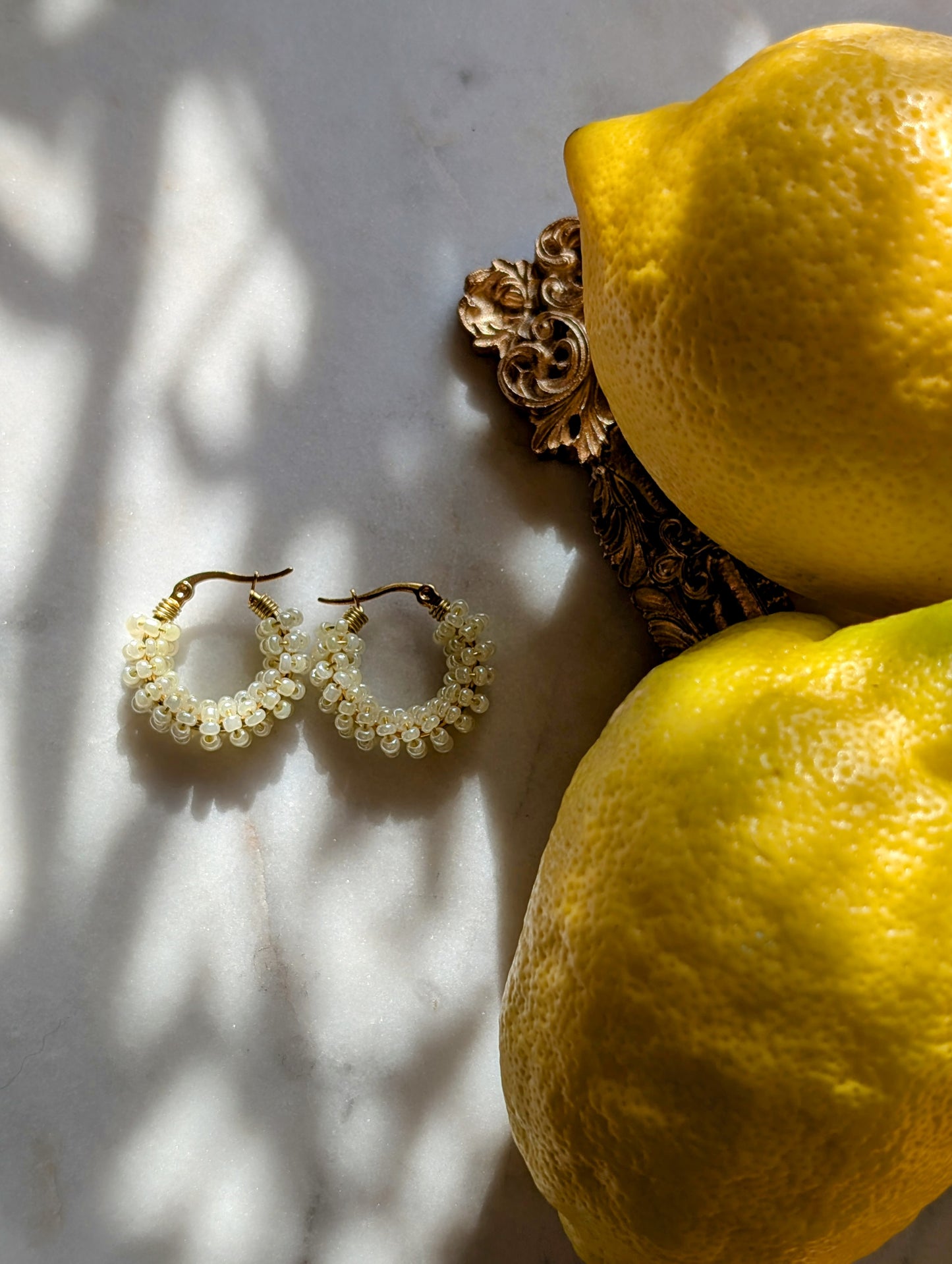 Color Wraps „Limonchini“ – Minimalistische Edelstahl-Creolen mit Limoncello-gelben Rocailles