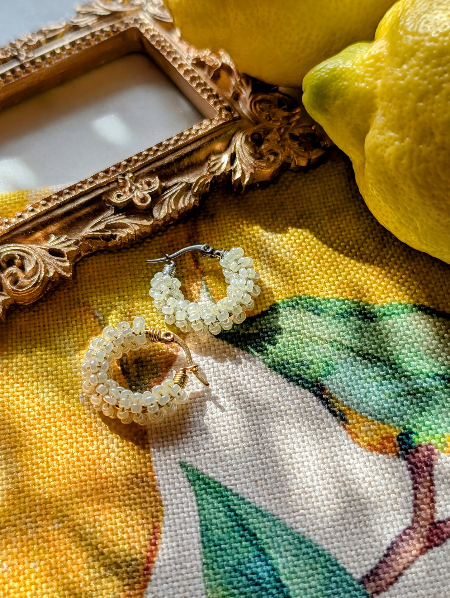 Color Wraps „Limonchini“ – Minimalistische Edelstahl-Creolen mit Limoncello-gelben Rocailles