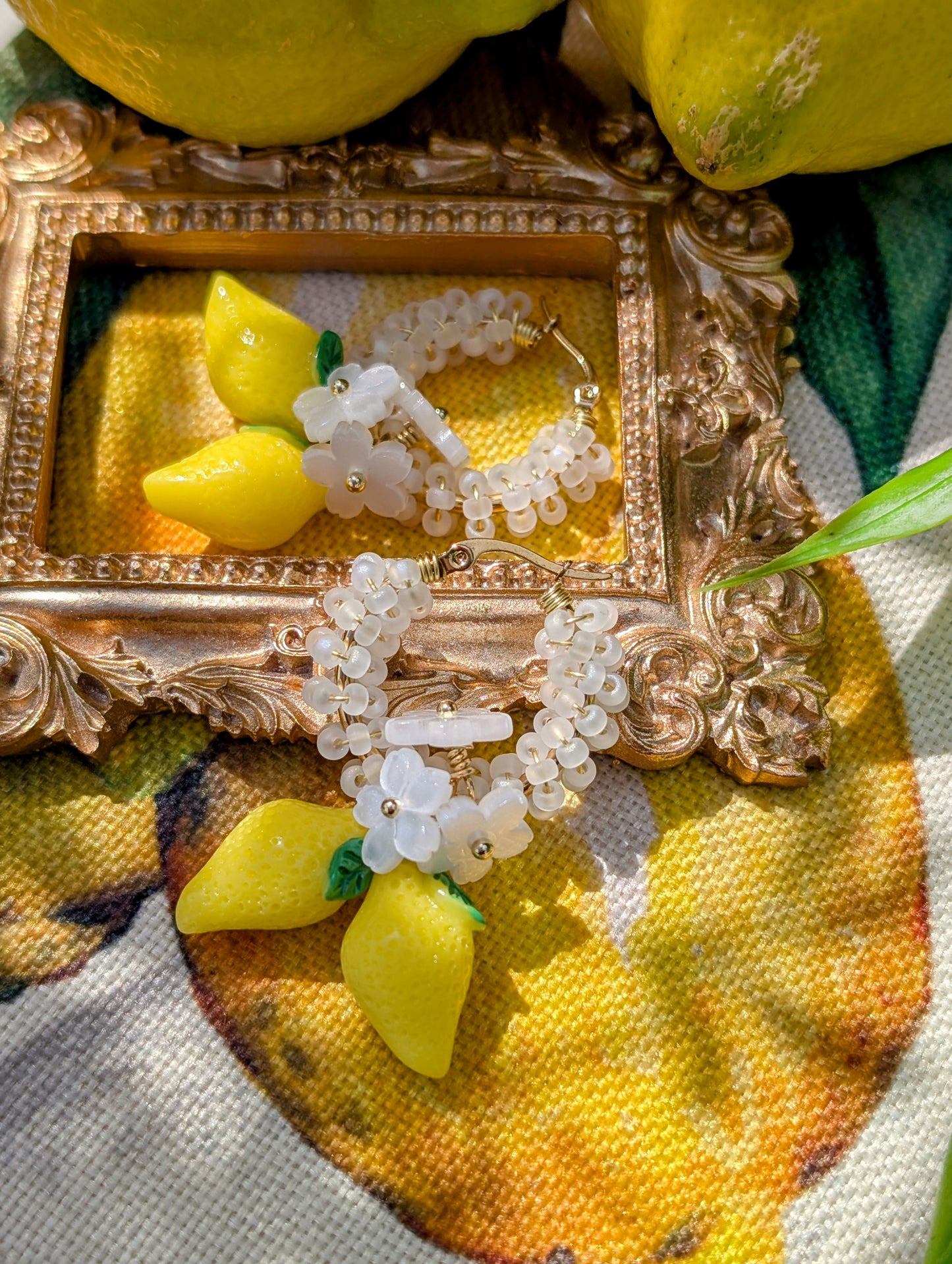 Creole di Limone – Color Wraps Edelstahl-Creolen mit Zitronen und Blüten