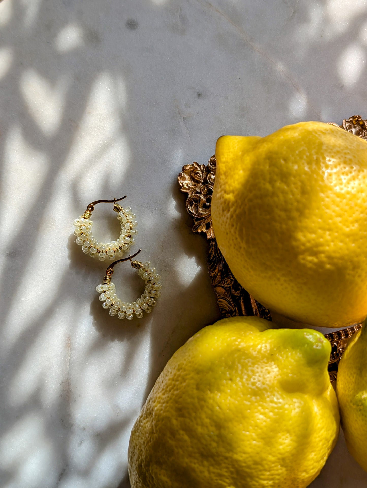 Color Wraps „Limonchini“ – Minimalistische Edelstahl-Creolen mit Limoncello-gelben Rocailles