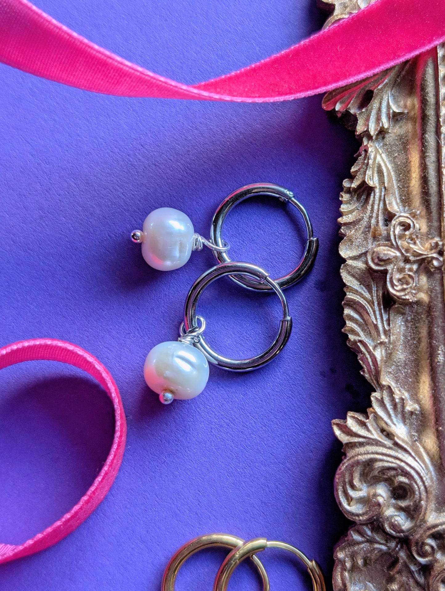 Audrey Pearl Hoops – Edelstahl Creolen mit Süßwasserperlen