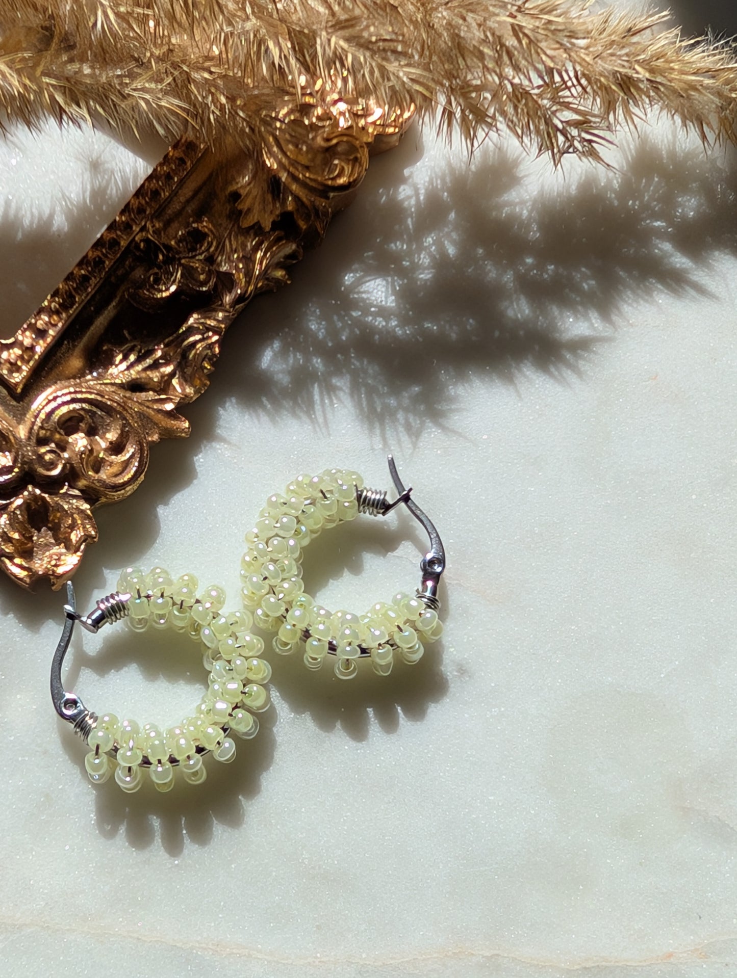 Color Wraps „Limonchini“ – Minimalistische Edelstahl-Creolen mit Limoncello-gelben Rocailles