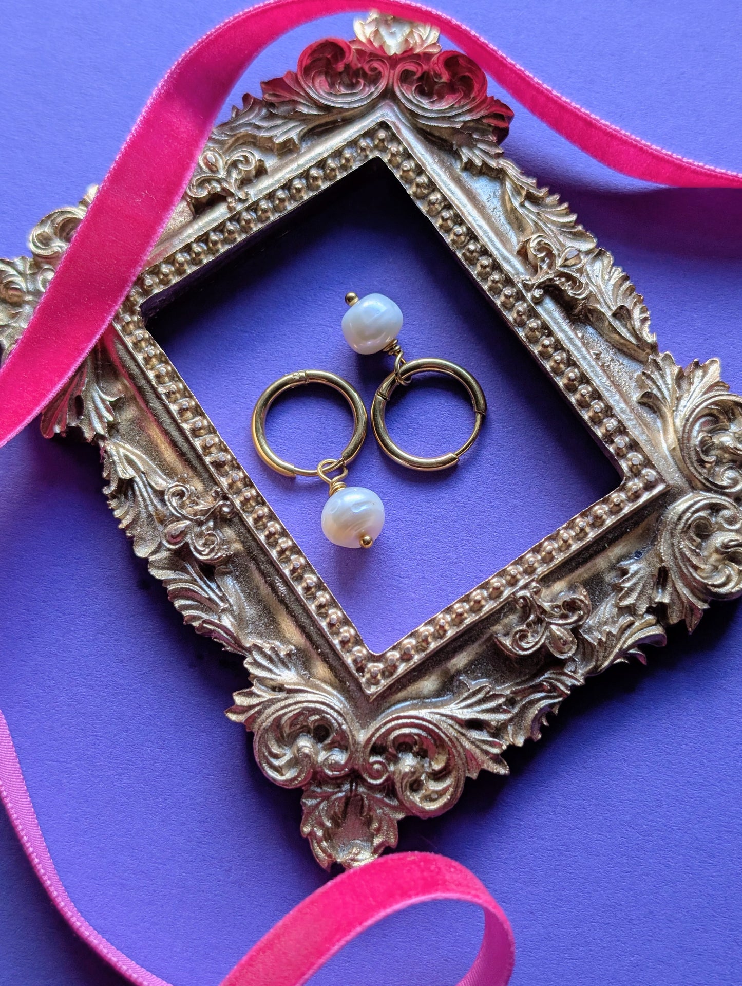 Audrey Pearl Hoops – Edelstahl Creolen mit Süßwasserperlen