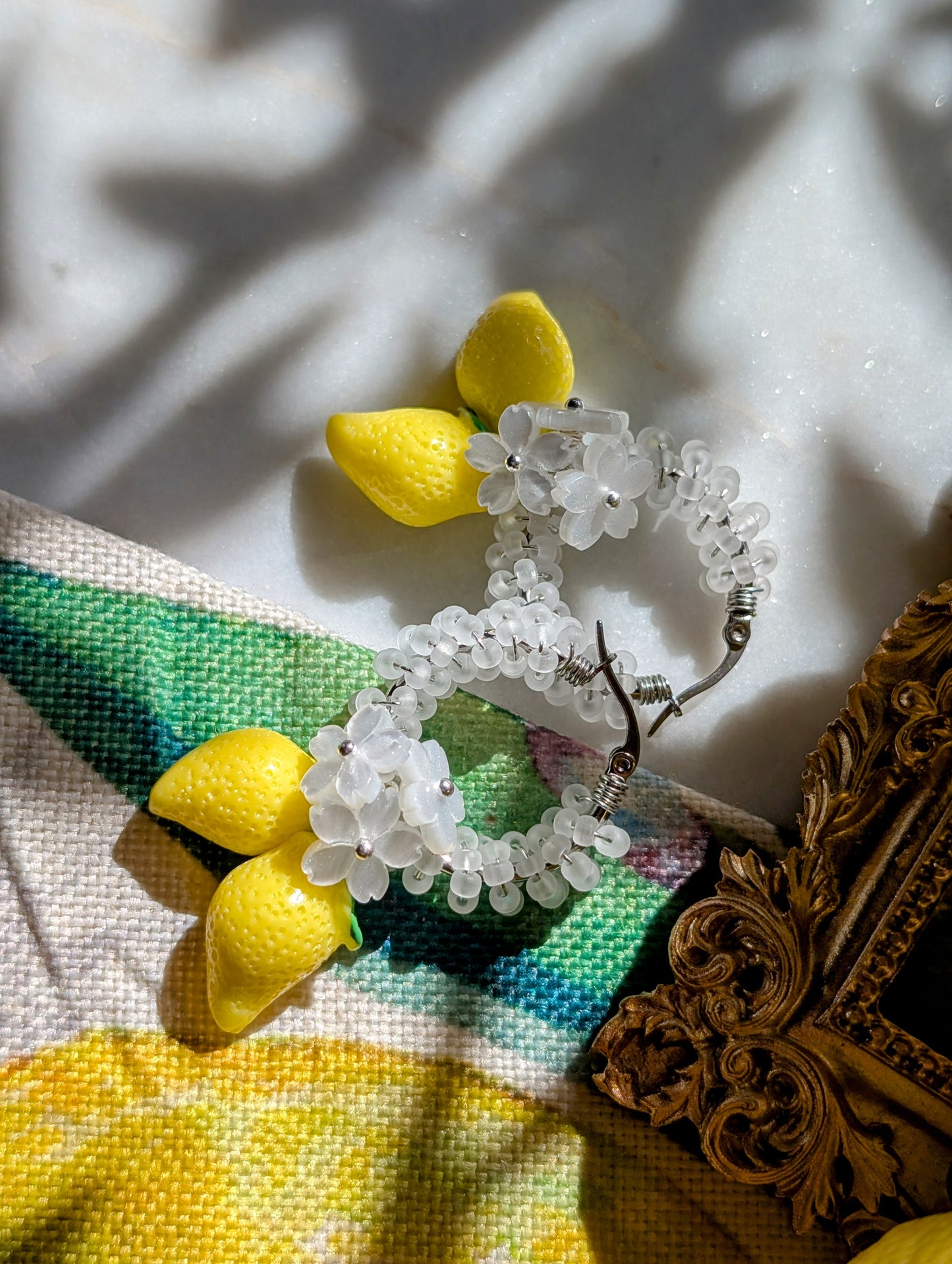 Creole di Limone – Color Wraps Edelstahl-Creolen mit Zitronen und Blüten