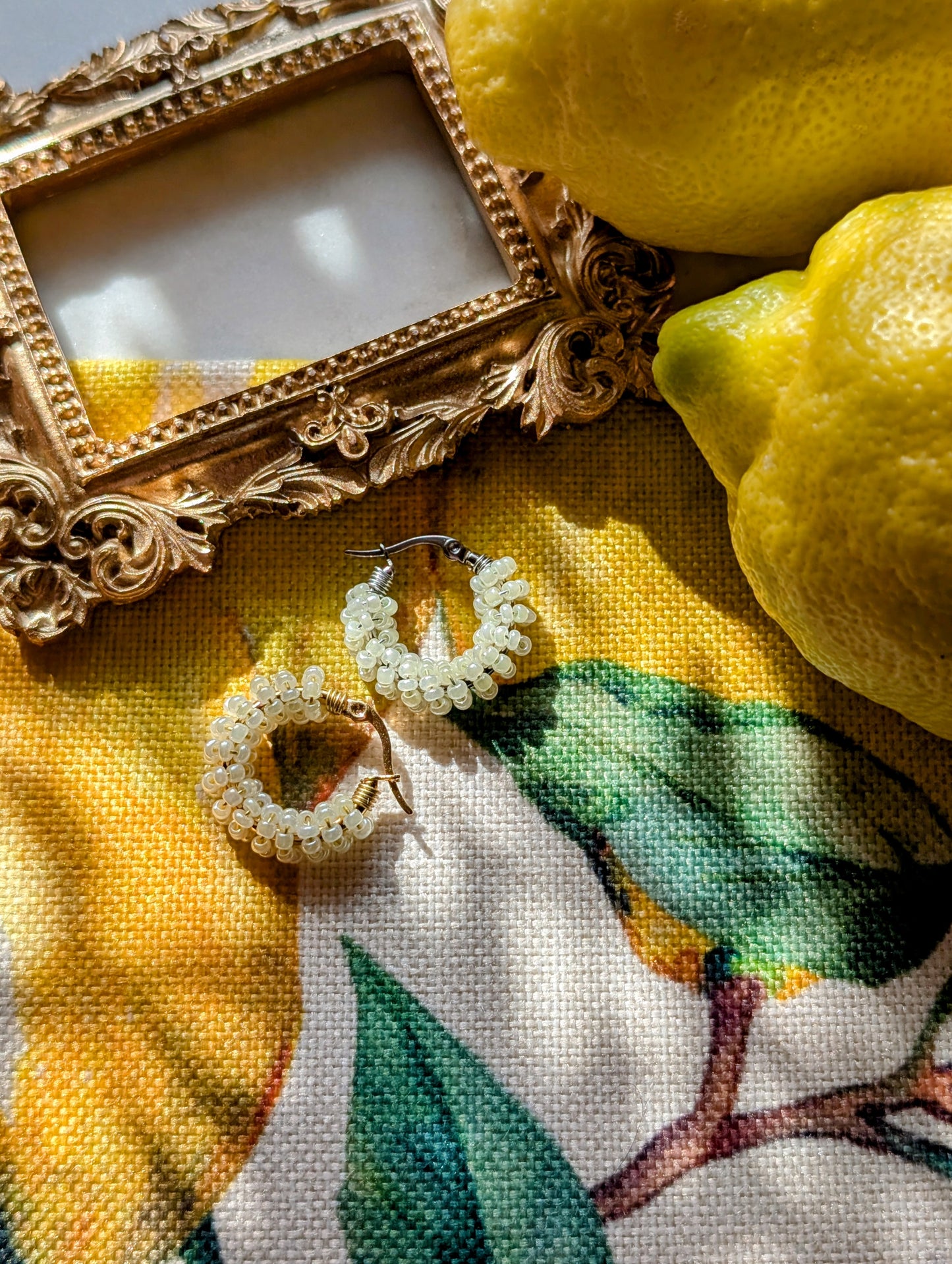 Color Wraps „Limonchini“ – Minimalistische Edelstahl-Creolen mit Limoncello-gelben Rocailles