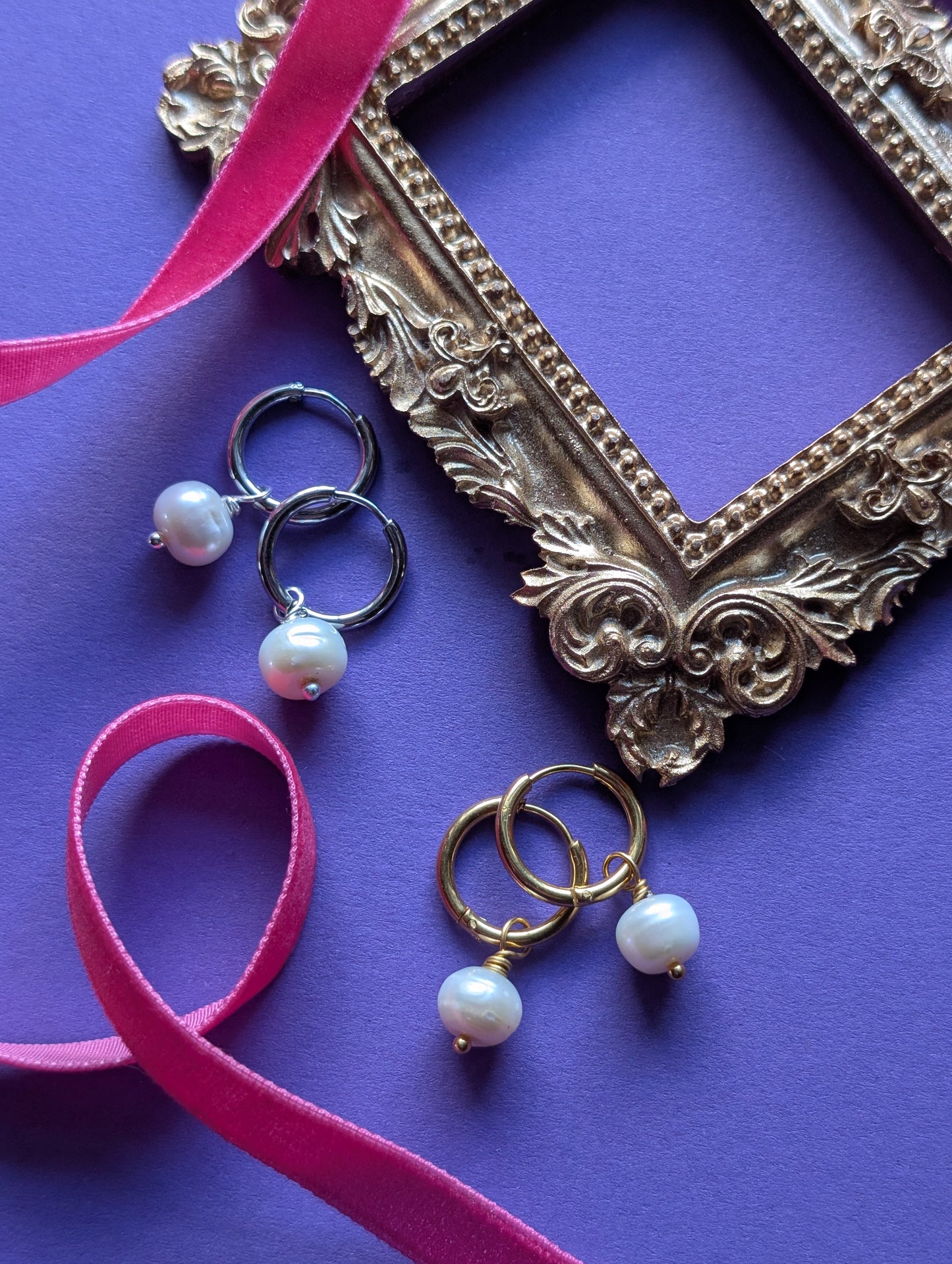 Audrey Pearl Hoops – Edelstahl Creolen mit Süßwasserperlen