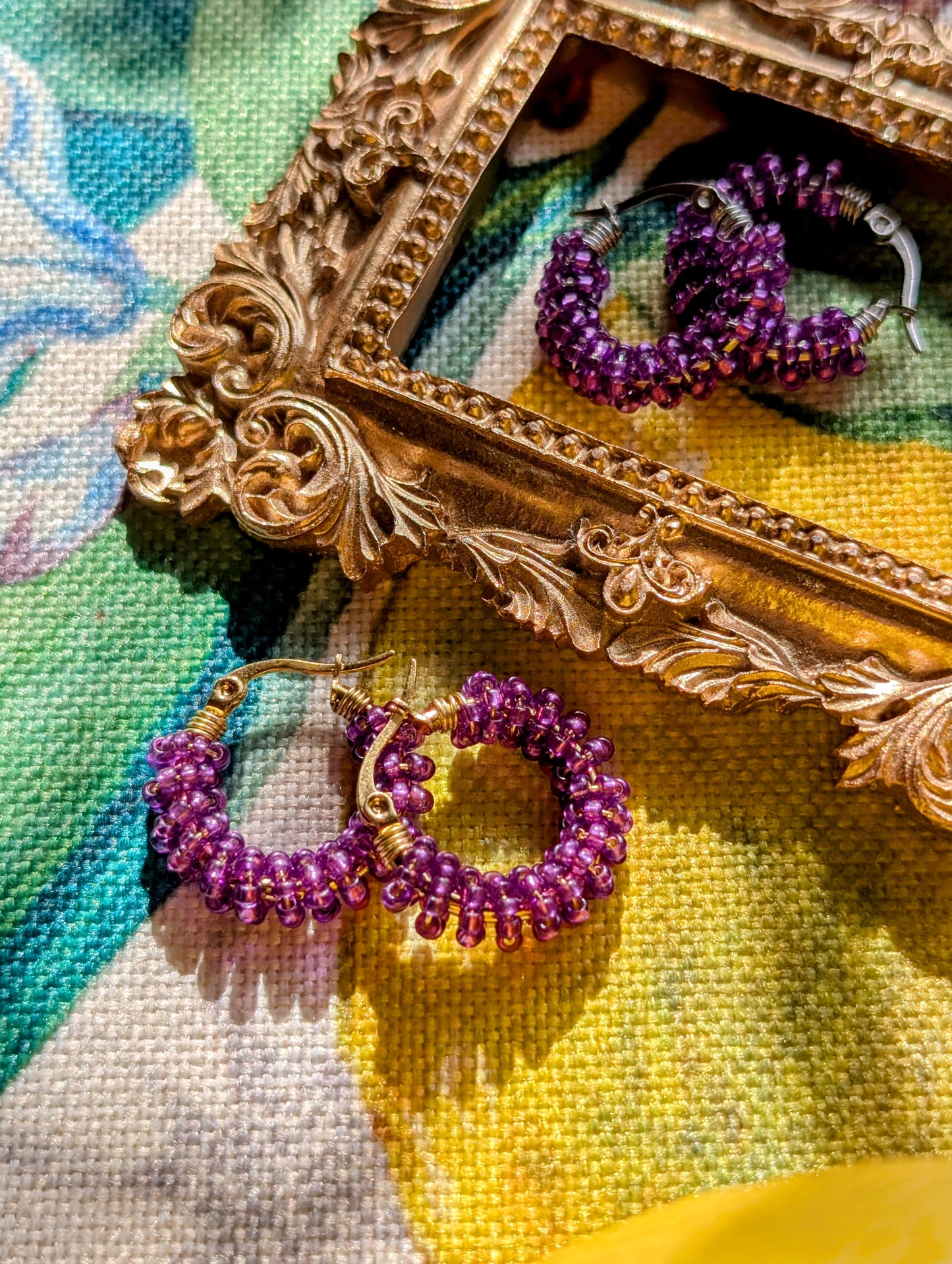 Color Wraps „Figgi“ – Edelstahl-Creolen mit violetten Rocailles-Perlen