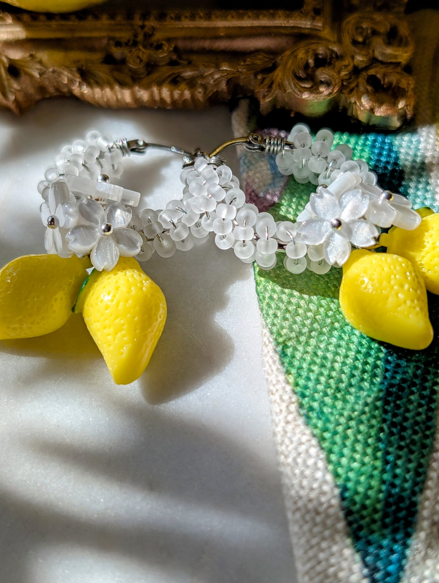 Creole di Limone – Color Wraps Edelstahl-Creolen mit Zitronen und Blüten