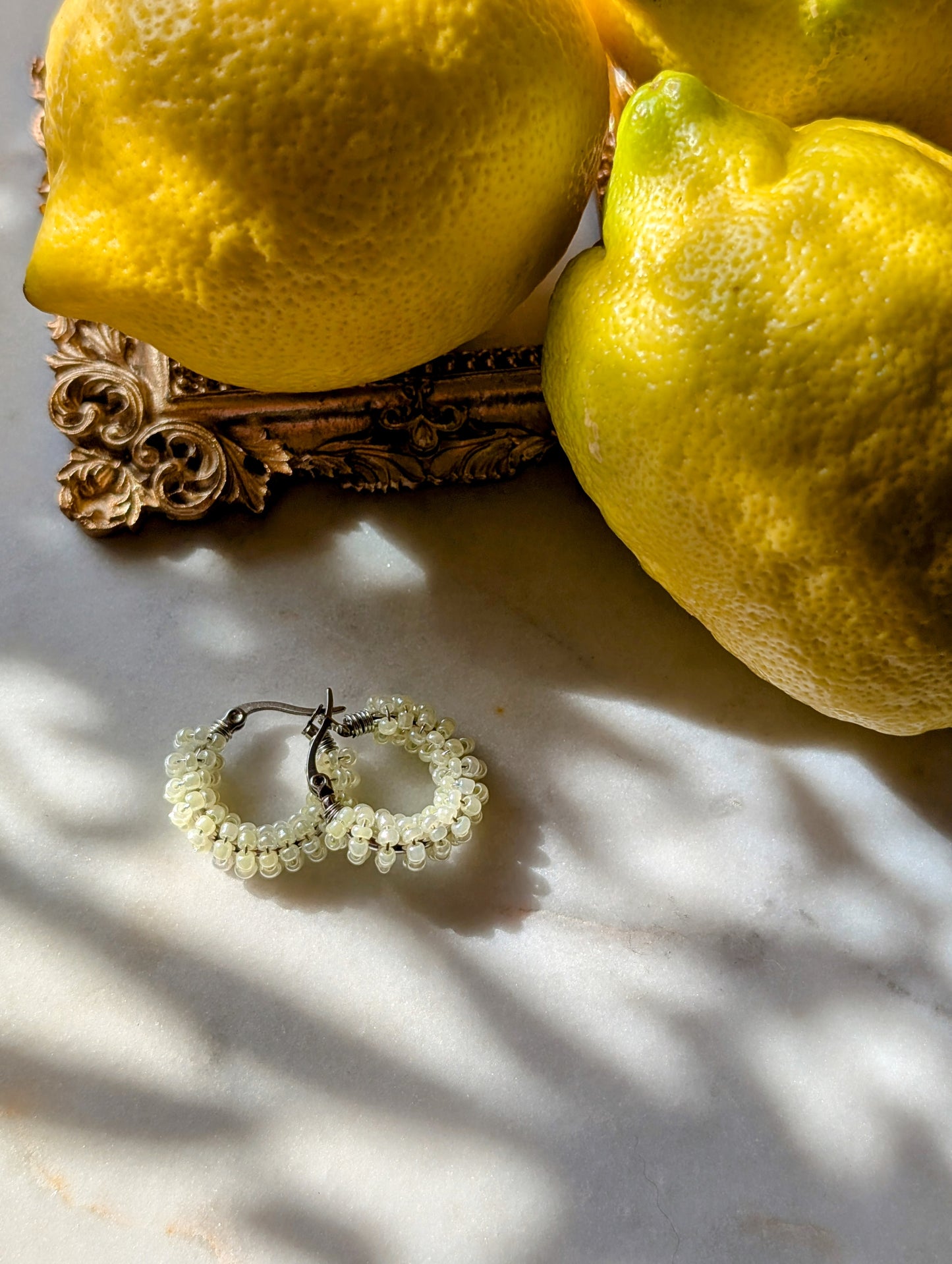 Color Wraps „Limonchini“ – Minimalistische Edelstahl-Creolen mit Limoncello-gelben Rocailles