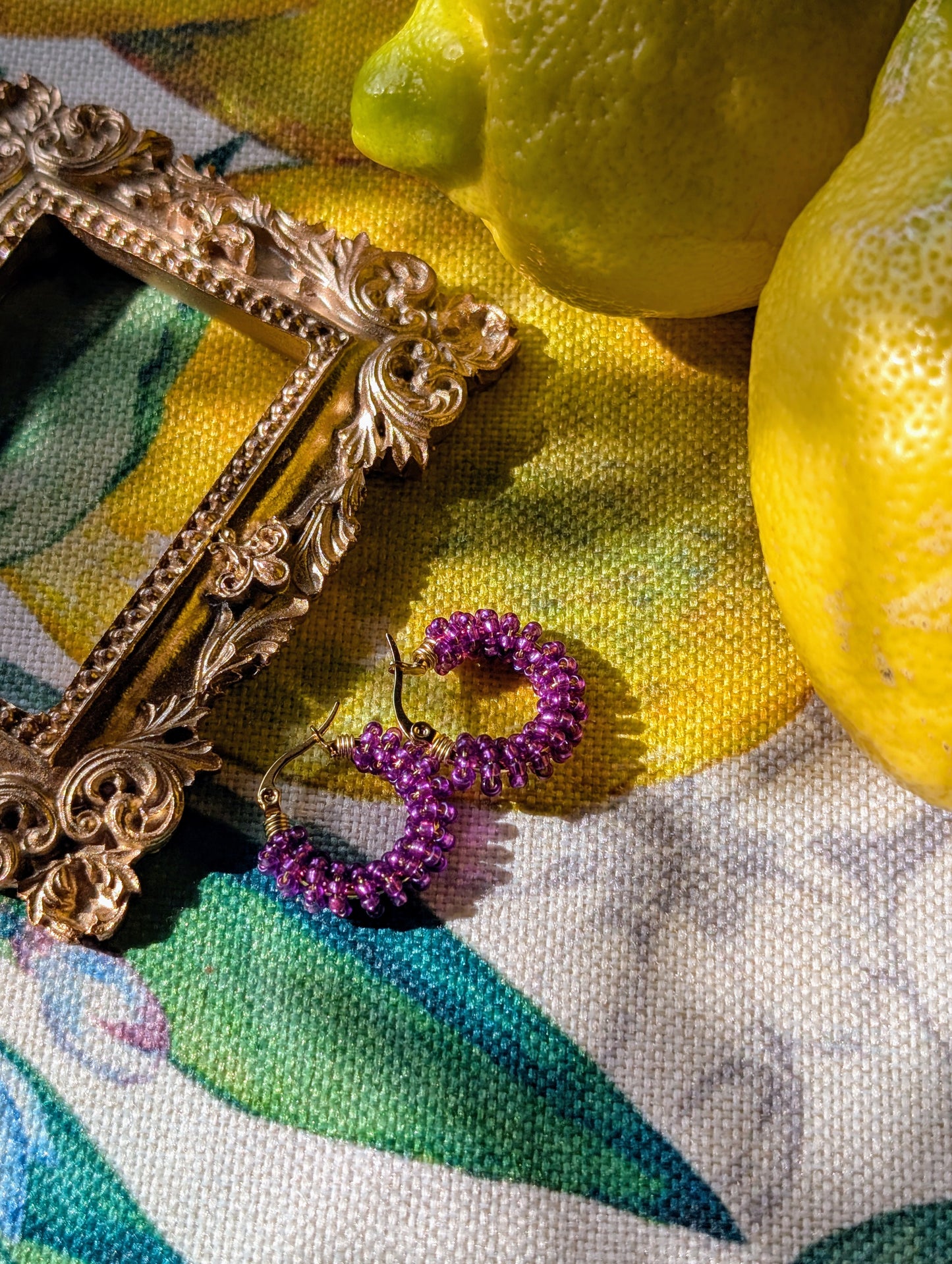 Color Wraps „Figgi“ – Edelstahl-Creolen mit violetten Rocailles-Perlen