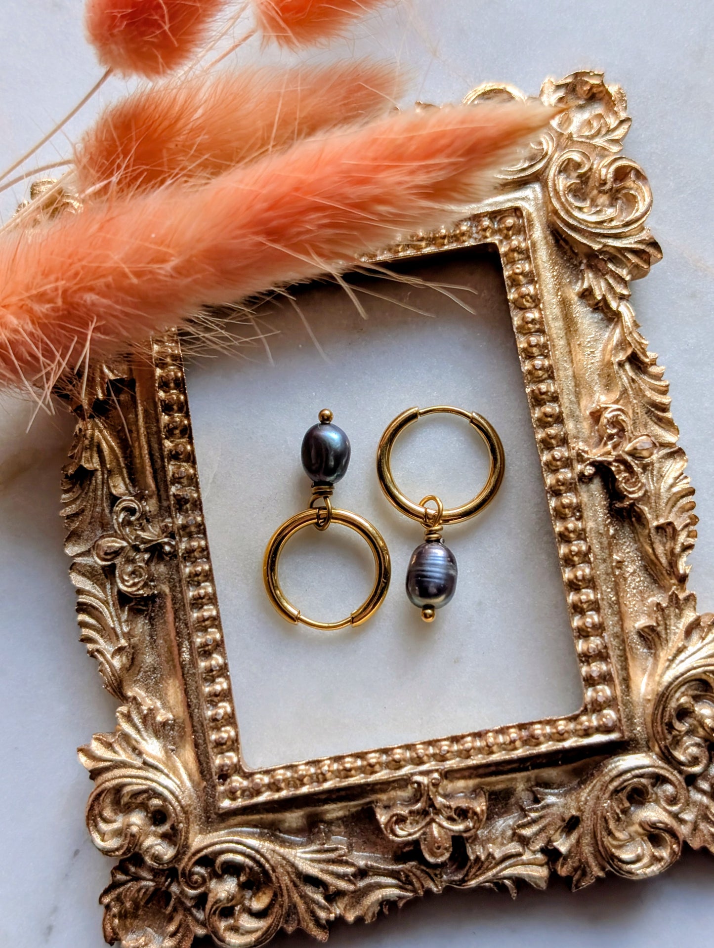 Midnight Pearl - Edelstahl Creolen mit schwarz-blauen Süßwasserperlen
