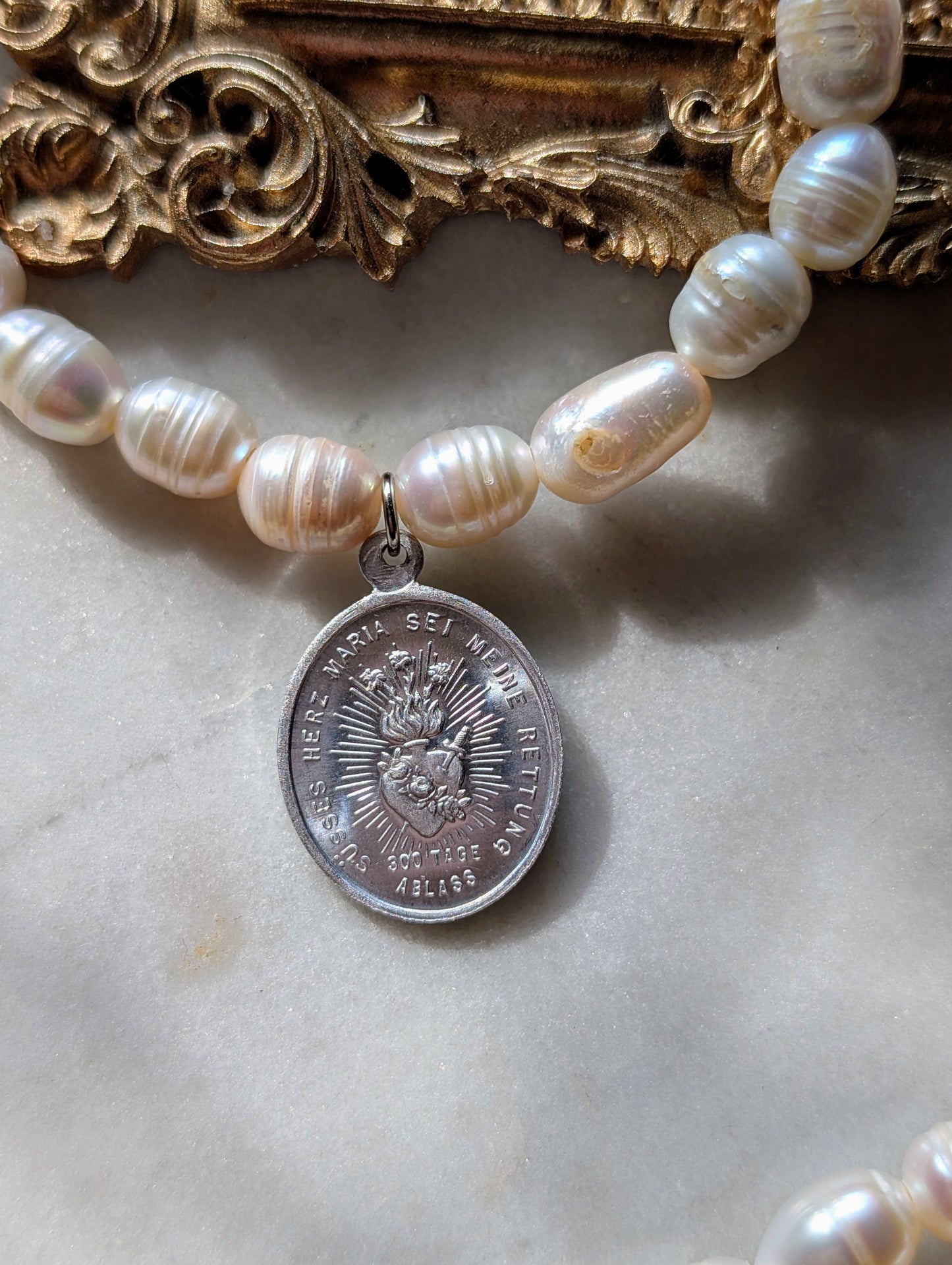Süßwasserperlenarmband mit Marienmedaille vom Kloster Andechs
