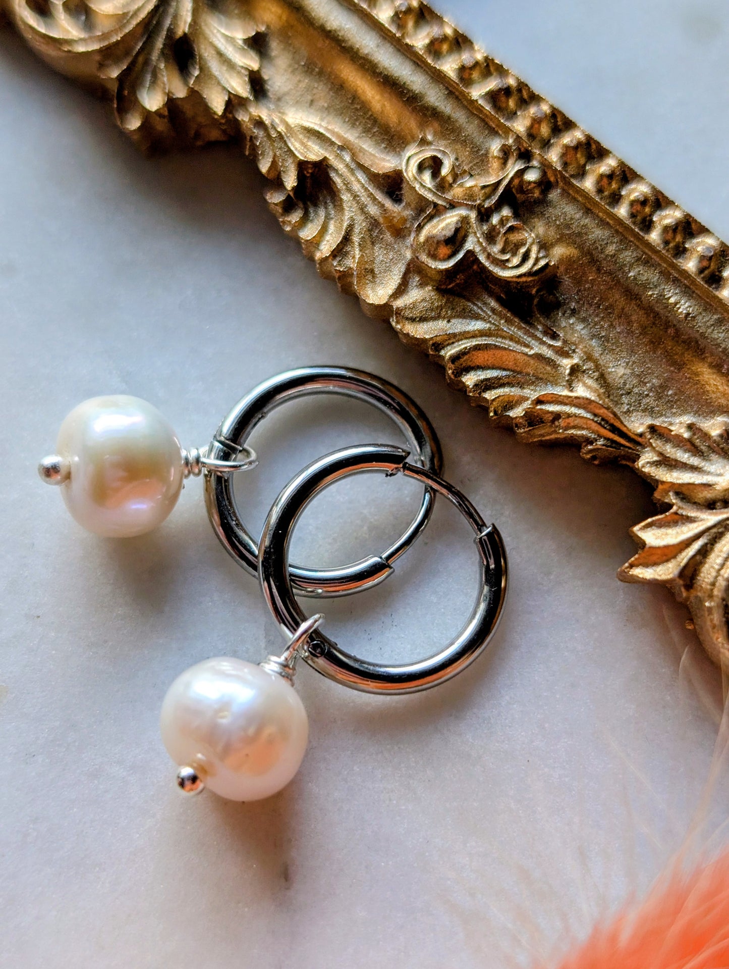 Audrey Pearl Hoops – Edelstahl Creolen mit Süßwasserperlen