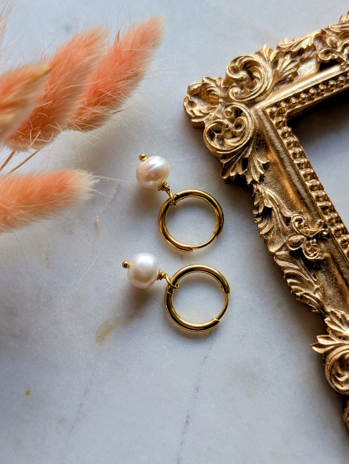 Audrey Pearl Hoops – Edelstahl Creolen mit Süßwasserperlen