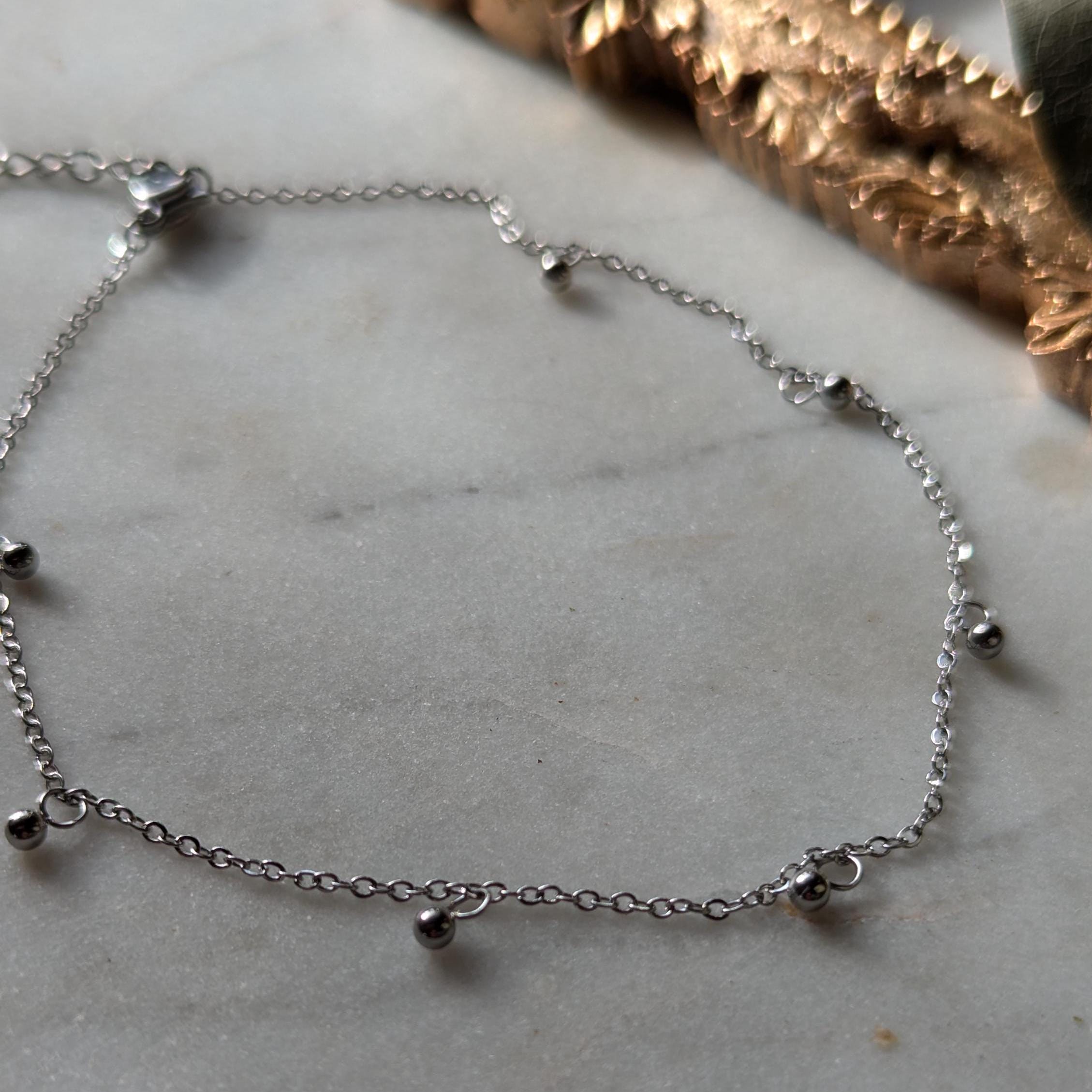 Zartes Edelstahl-Fußkettchen mit kugelförmigen Anhängern – Vielseitiger Akzent für warme Tage