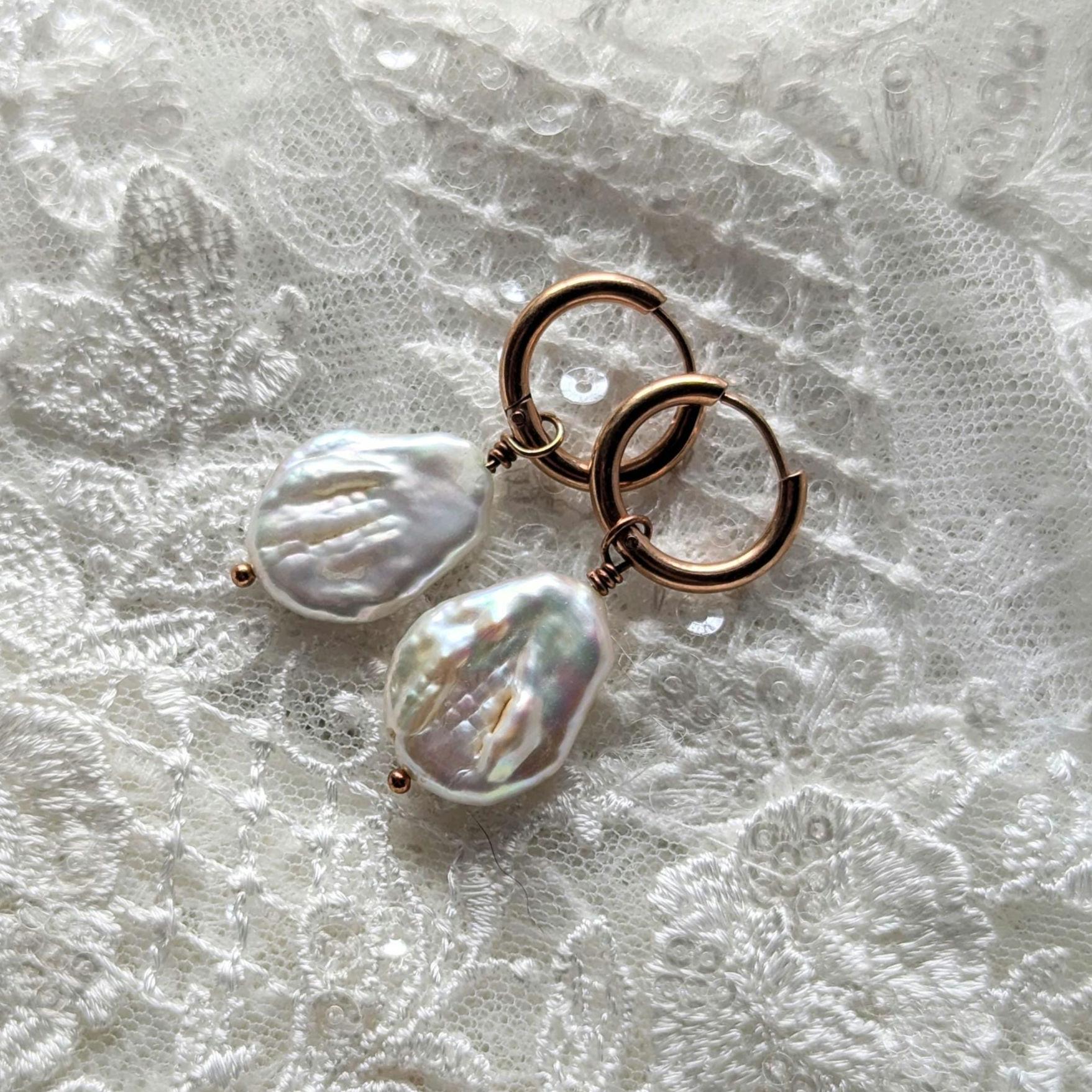 Creolen "Baroque Grandeur" – Edelstahl mit Großen Barockperlen