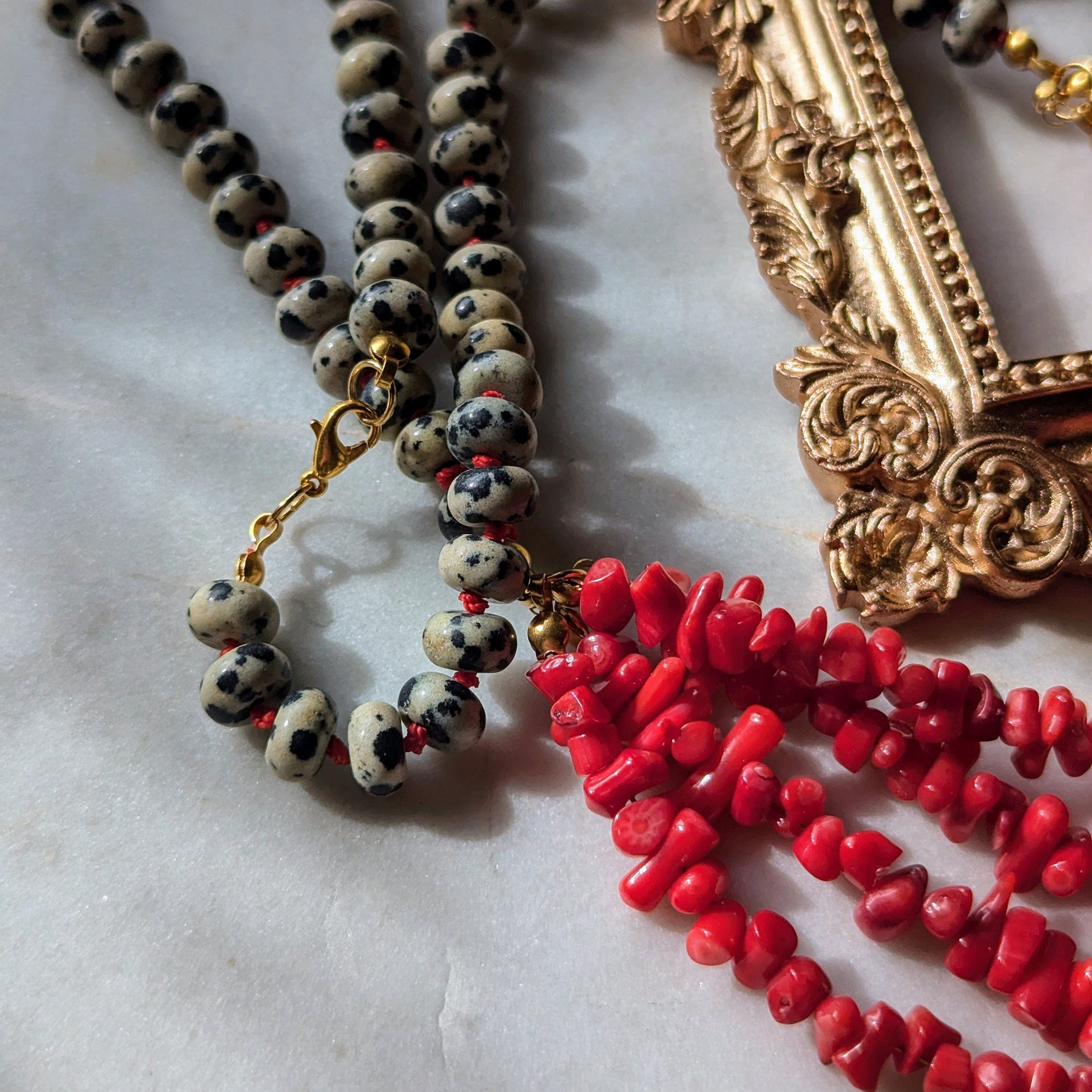 Halskette aus Dalmatiner Jaspis und Bambuskoralle