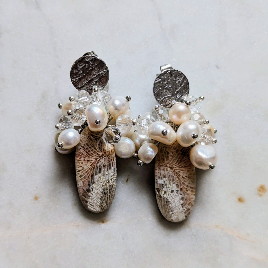 Ohrstecker "Ancient Bloom" – Fossile Koralle & Perlen (Einzelstück)