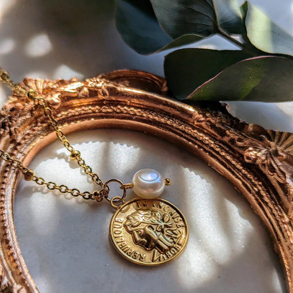 Halskette Santorini – Satelliten Kette aus Edelstahl mit Münzanhänger und Süßwasserperle