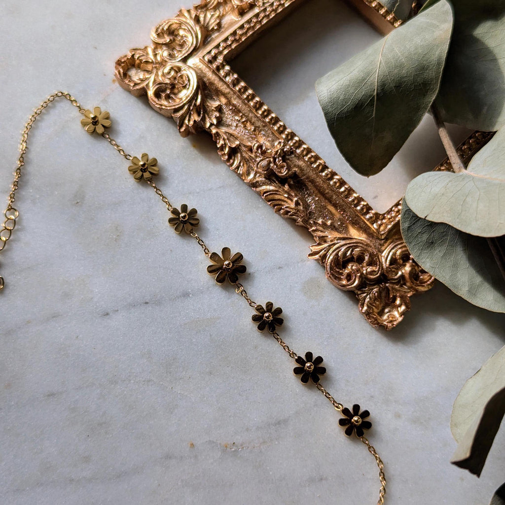 Goldfarbenes Edelstahl-Fußkettchen mit filigranen Gänseblümchen – Trendiges Naturmotiv für sommerliche Looks
