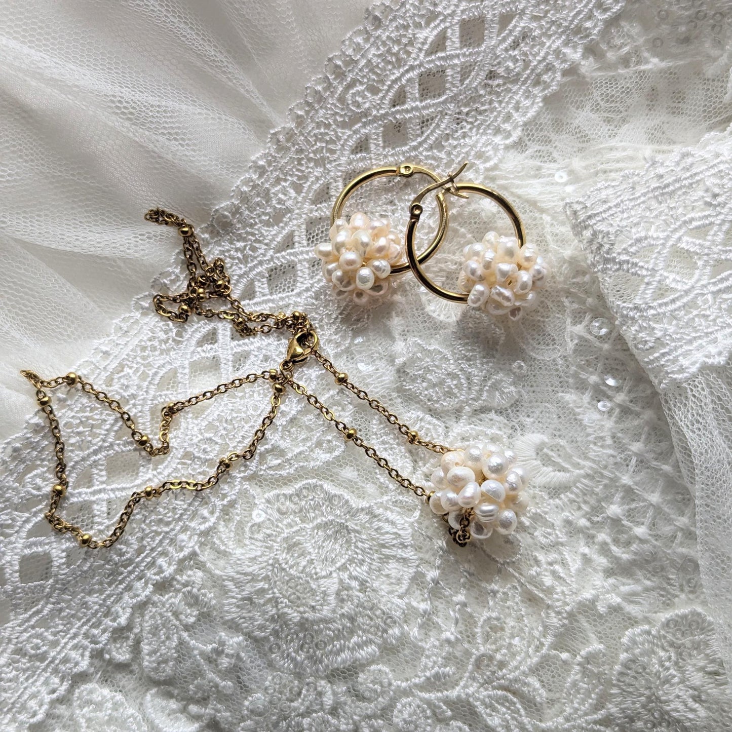 Collier boule de neige en perles d'eau douce