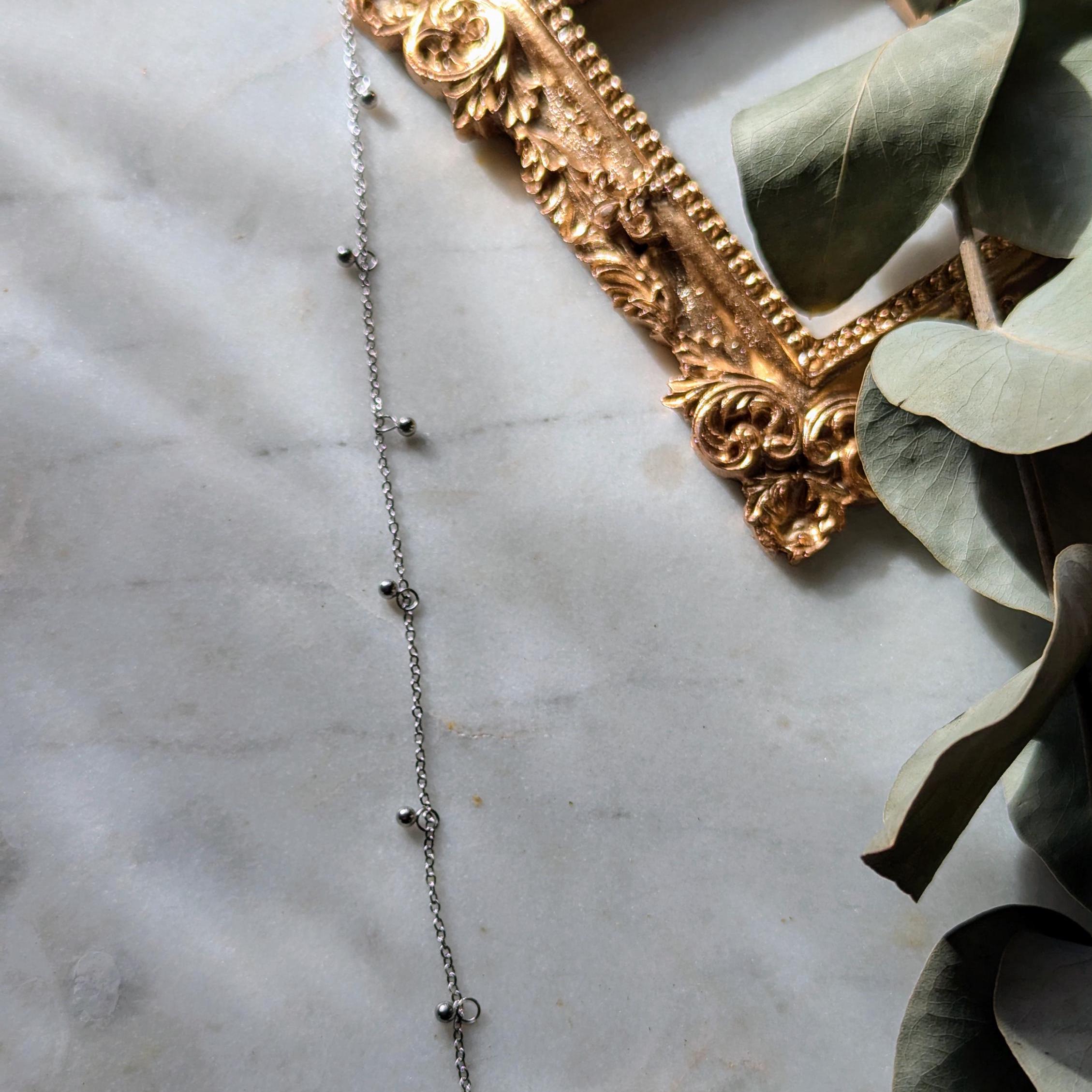 Zartes Edelstahl-Fußkettchen mit kugelförmigen Anhängern – Vielseitiger Akzent für warme Tage