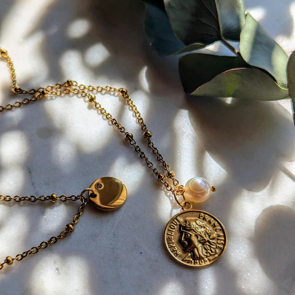 Halskette Santorini – Satelliten Kette aus Edelstahl mit Münzanhänger und Süßwasserperle