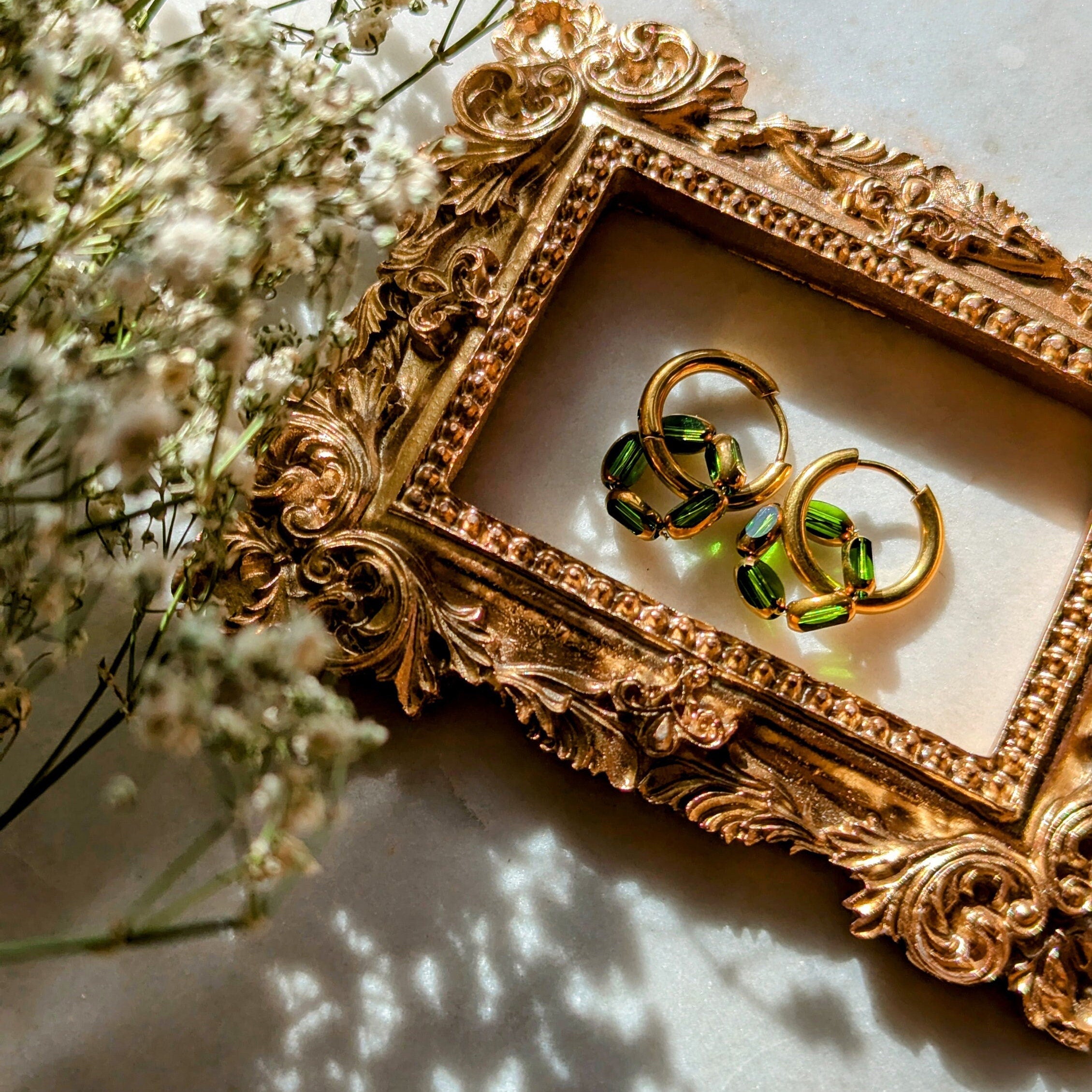 Boucles d'oreilles créoles en acier inoxydable doré avec boucle en perles de verre taillées avec bordure dorée