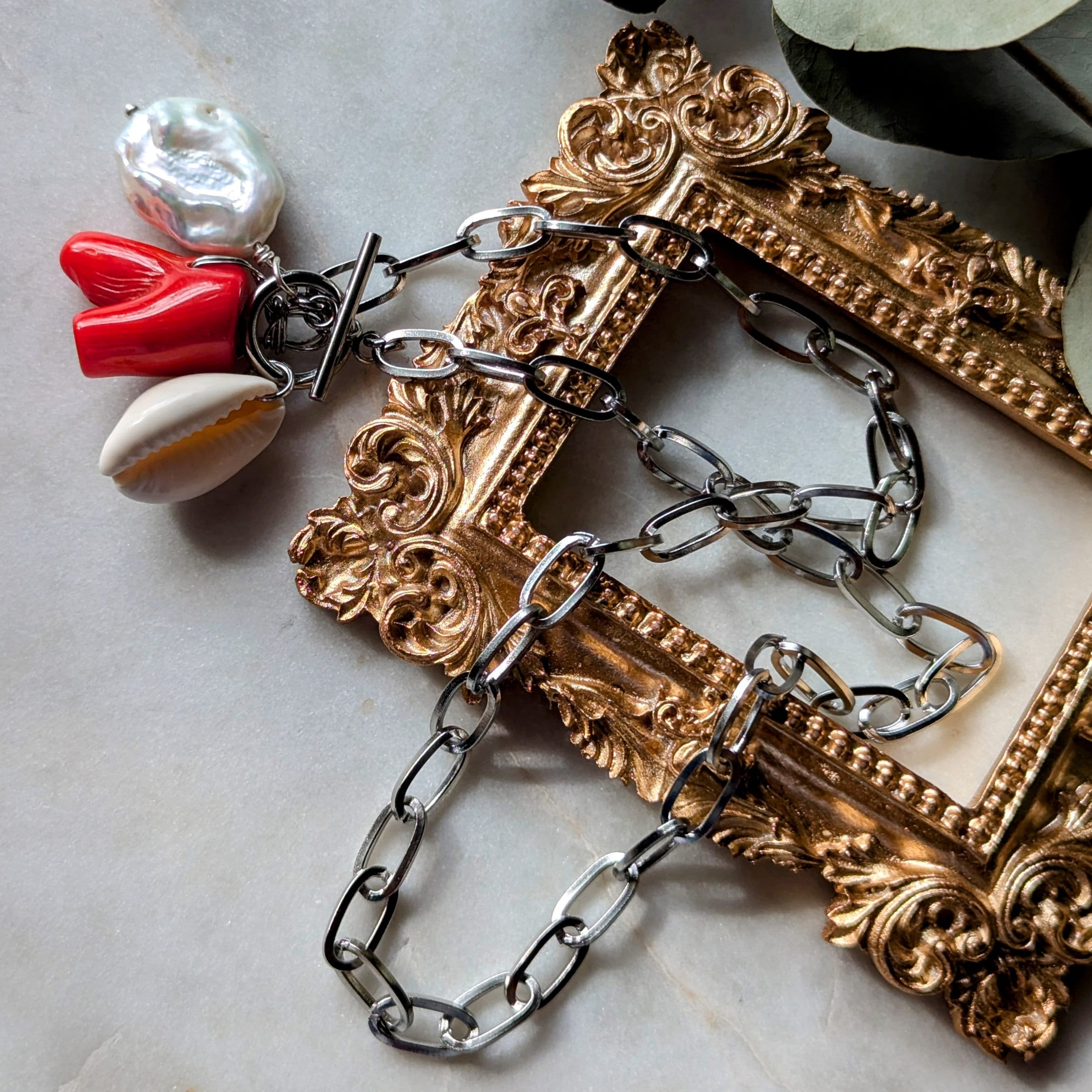 Maritime Halskette mit echter Koralle, Kauri Muschel und Barockperle