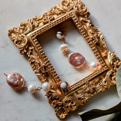 Boucles d'oreilles asymétriques avec diverses perles d'eau douce et nacre