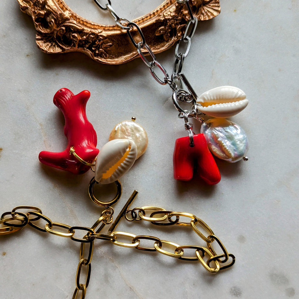 Maritime Halskette mit echter Koralle, Kauri Muschel und Barockperle