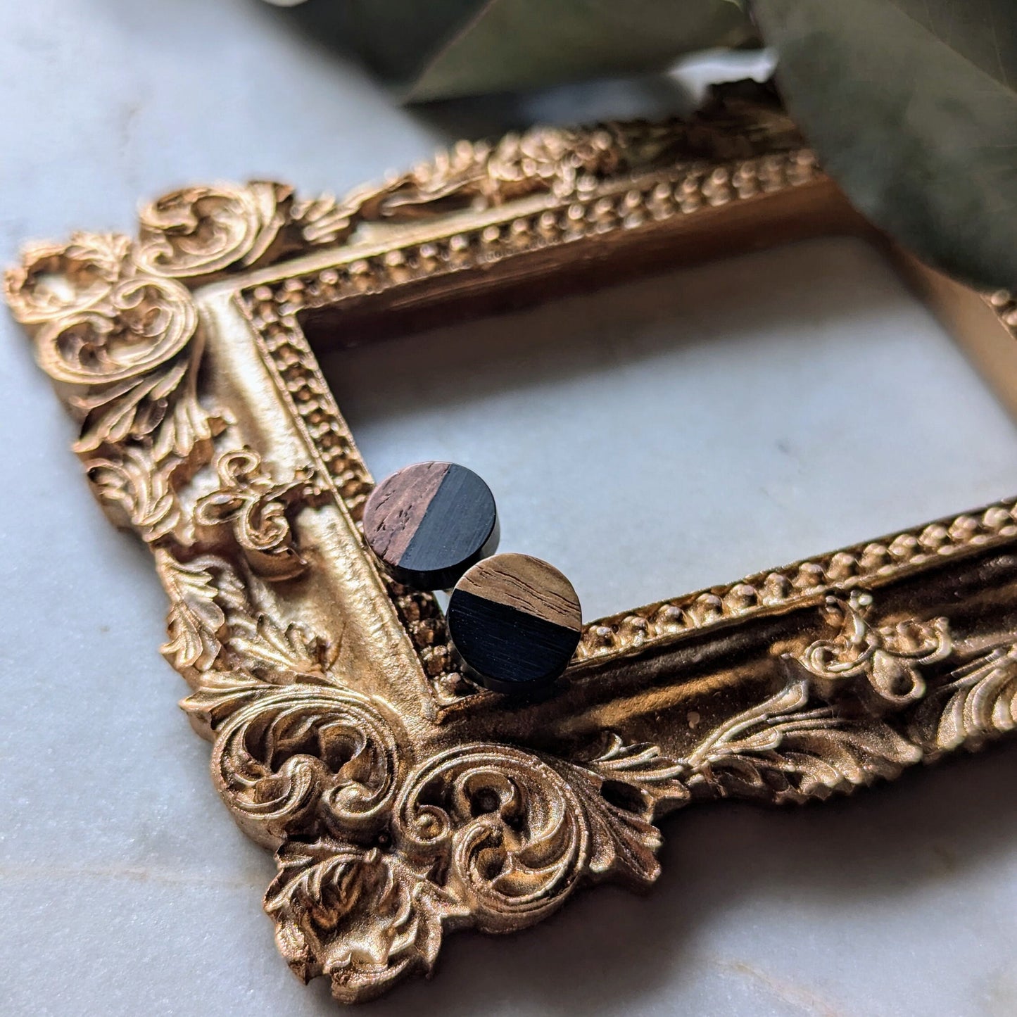 Round stud earrings made of wood and epoxy resin