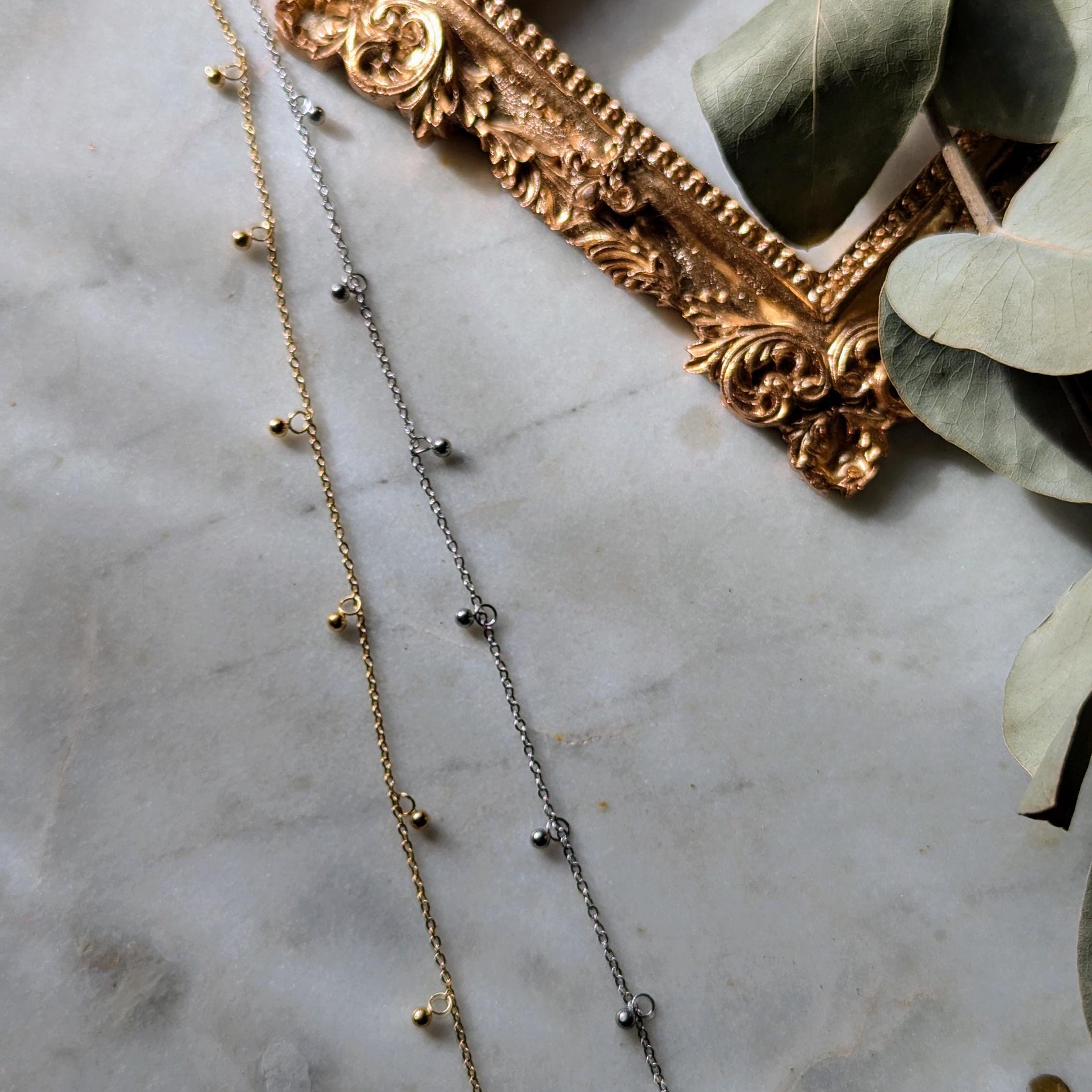 Zartes Edelstahl-Fußkettchen mit kugelförmigen Anhängern – Vielseitiger Akzent für warme Tage