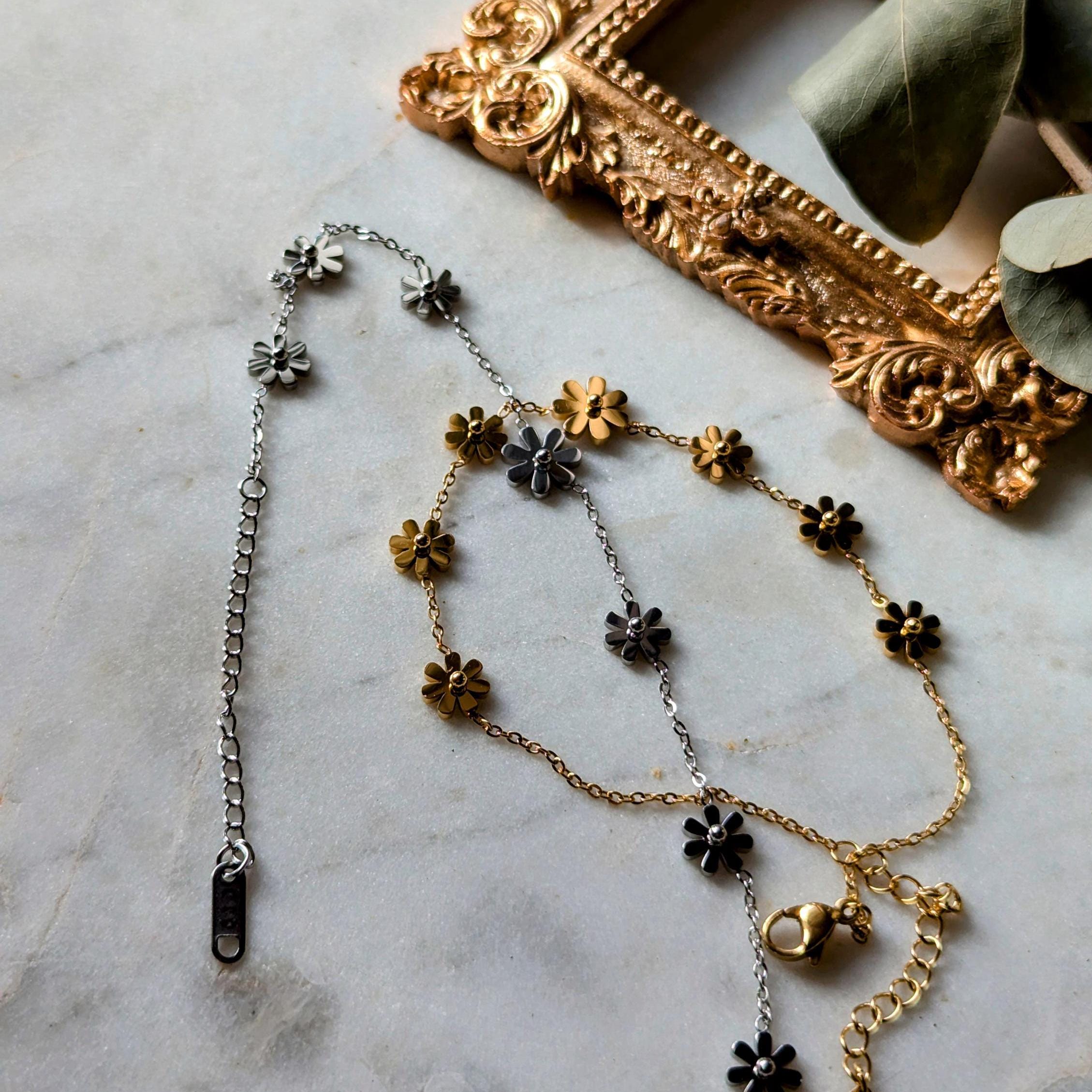 Goldfarbenes Edelstahl-Fußkettchen mit filigranen Gänseblümchen – Trendiges Naturmotiv für sommerliche Looks
