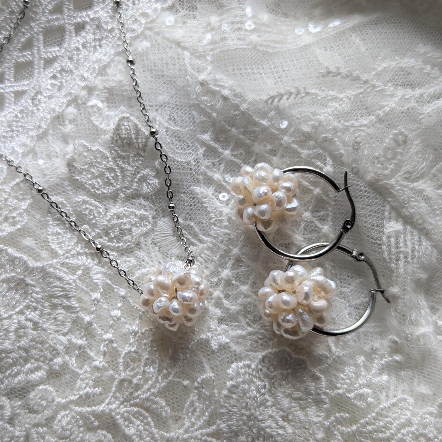 Collier boule de neige en perles d'eau douce