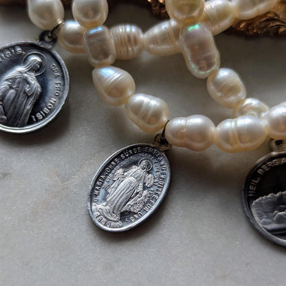 Freshwater pearl bracelet with medal of Saint Mary